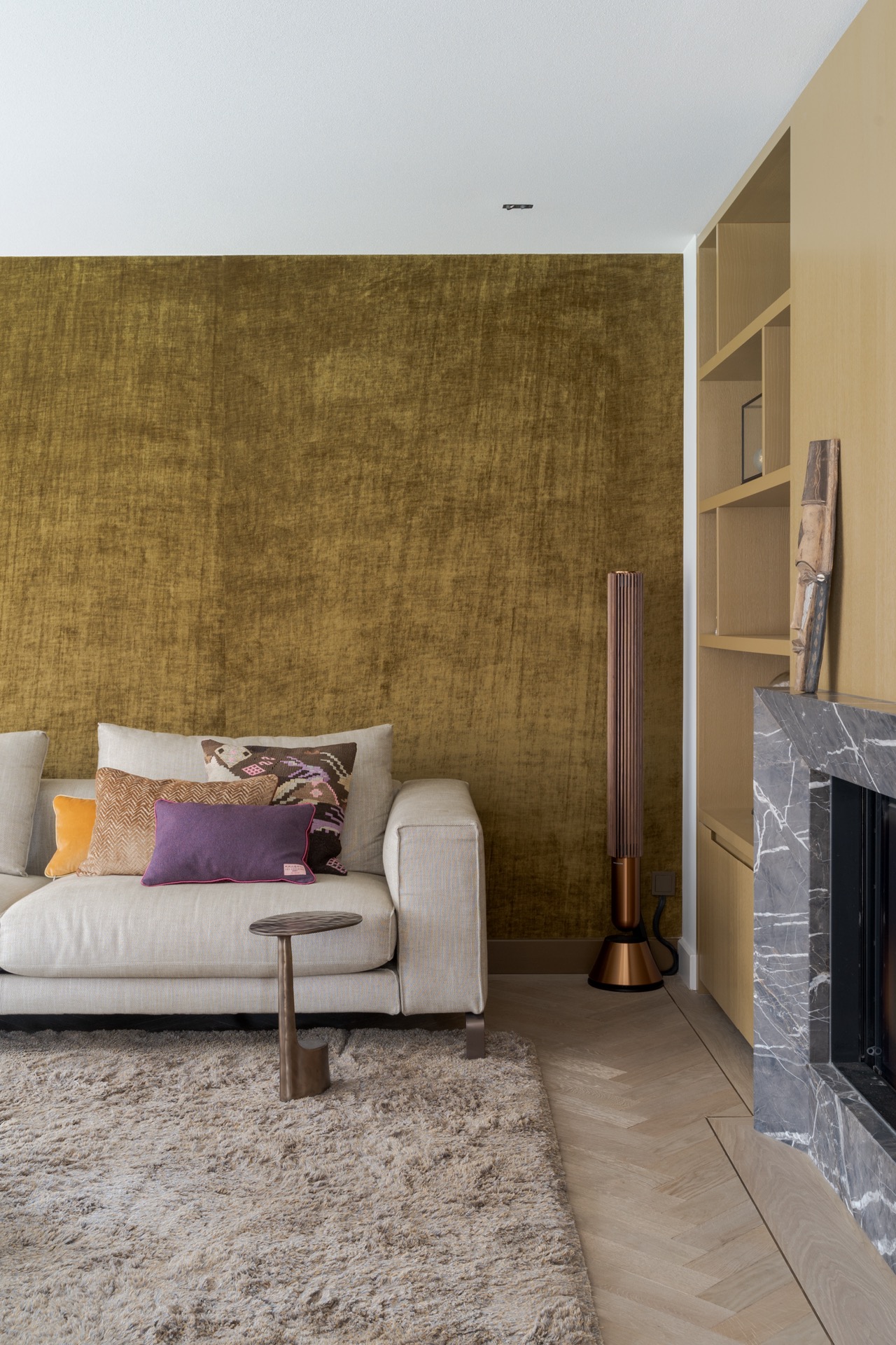 interno moderno: soggiorno con divano beige, Lampada dorata e pavimento in legno, Luxury, Design, Exclusive, Modern, Custom Made, Special, Beautiful