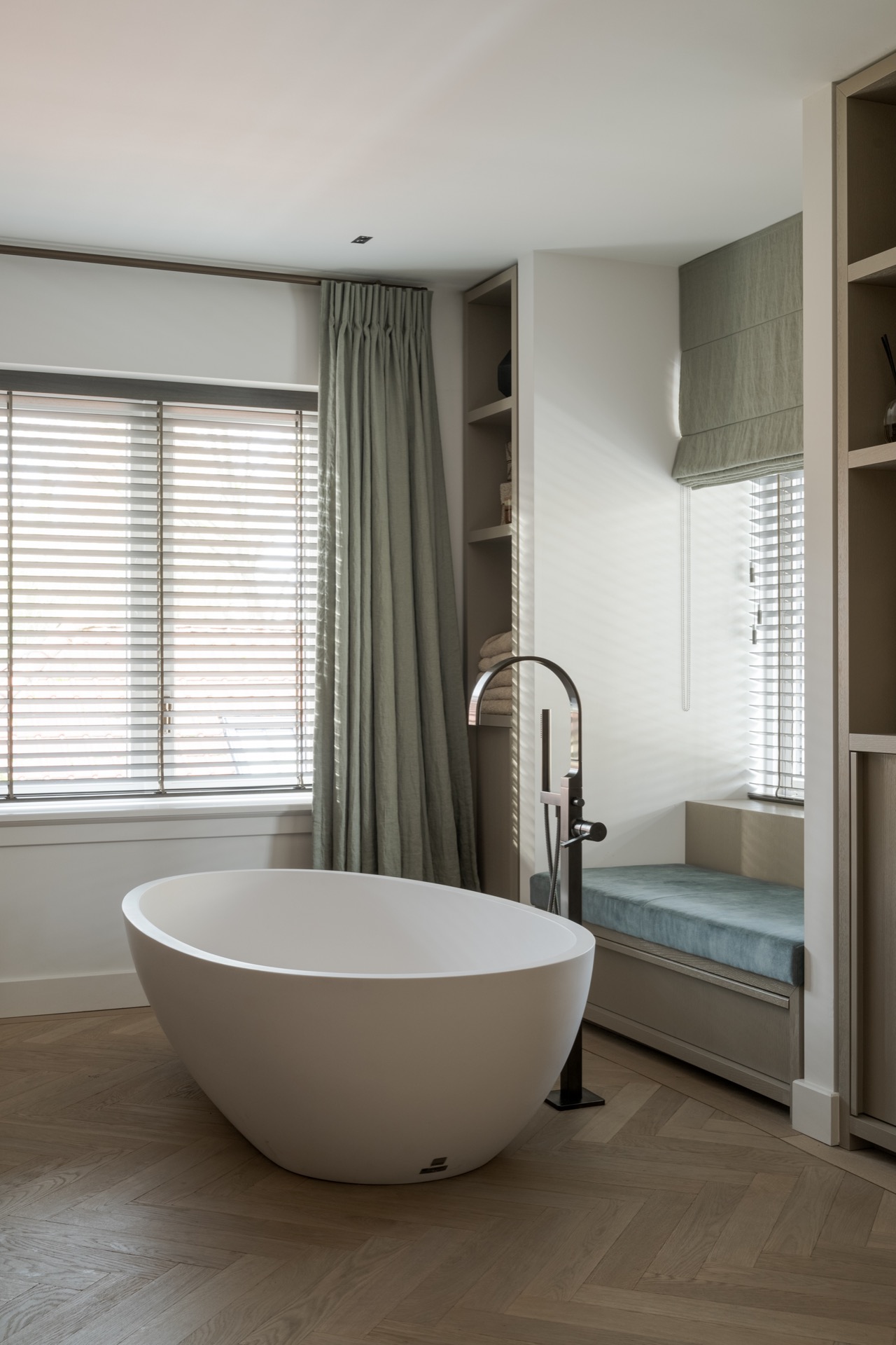 interno moderno: bagno elegante con vasca da bagno indipendente e luce naturale, Luxury, Design, Exclusive, Modern, Custom Made, Special, Beautiful