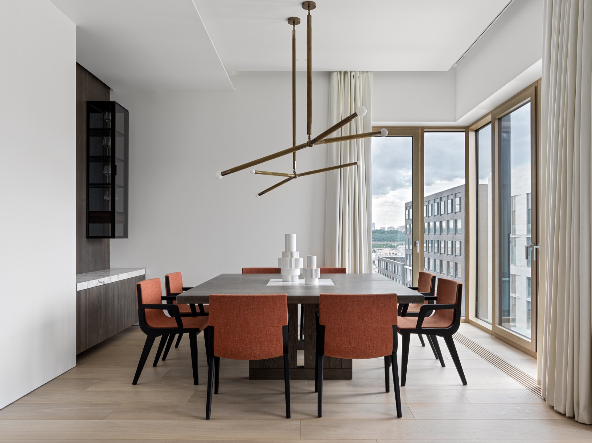 design d'interni moderni: sala da pranzo moderna con grande tavolo, sedie comode e vista esterna., Luxury, Design, Exclusive, Modern, Custom Made, Special, Beautiful