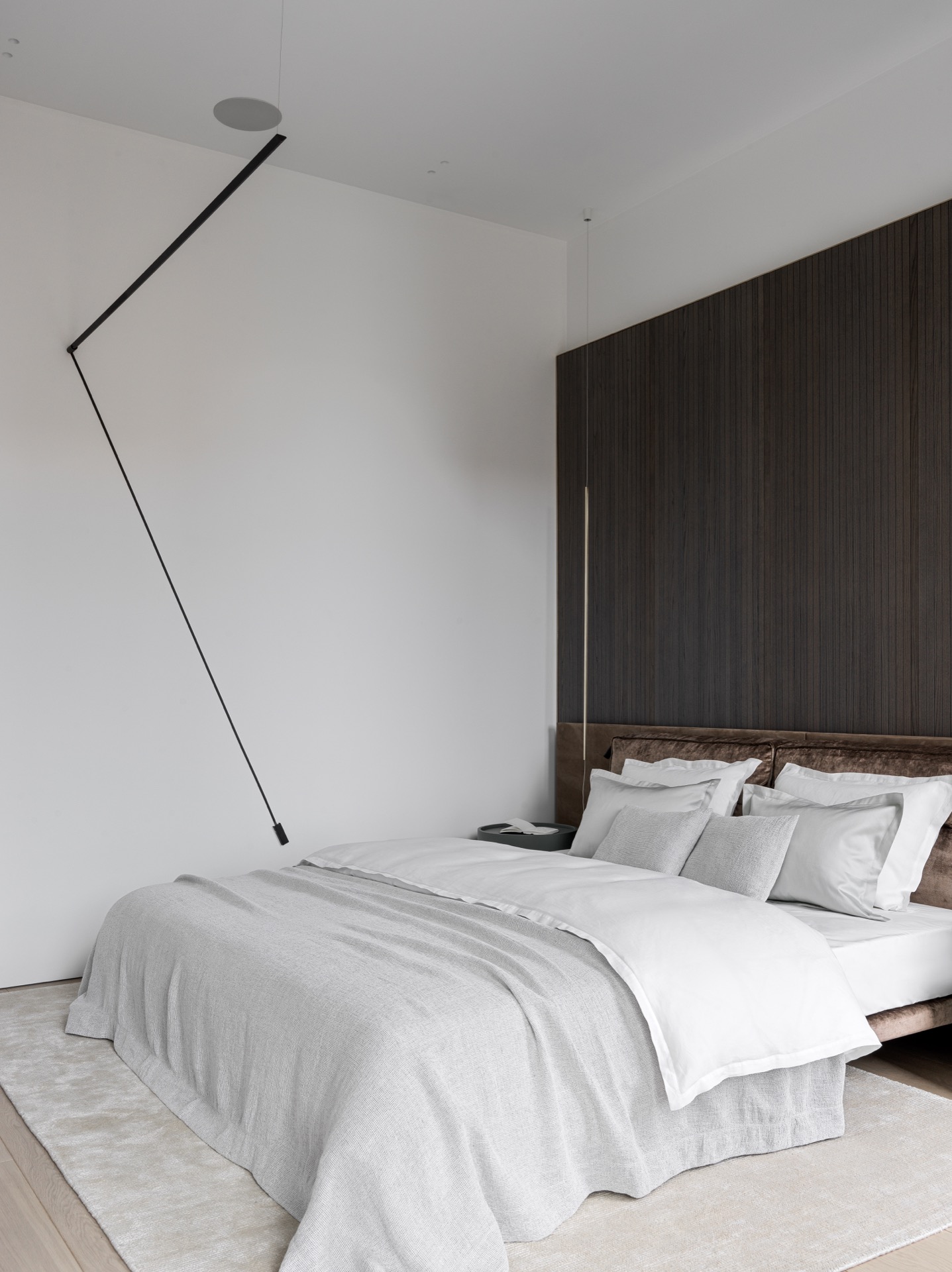 design d'interni moderni: camera da letto con pareti chiare e dettagli in legno, Luxury, Design, Exclusive, Modern, Custom Made, Special, Beautiful
