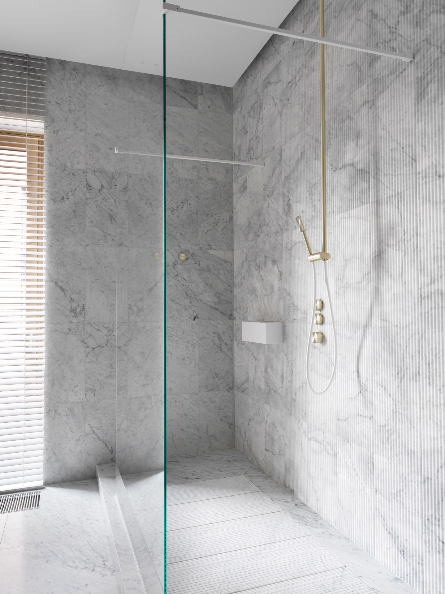 design d'interni moderni: bagno moderno di lusso con marmo e vetro, Luxury, Design, Exclusive, Modern, Custom Made, Special, Beautiful