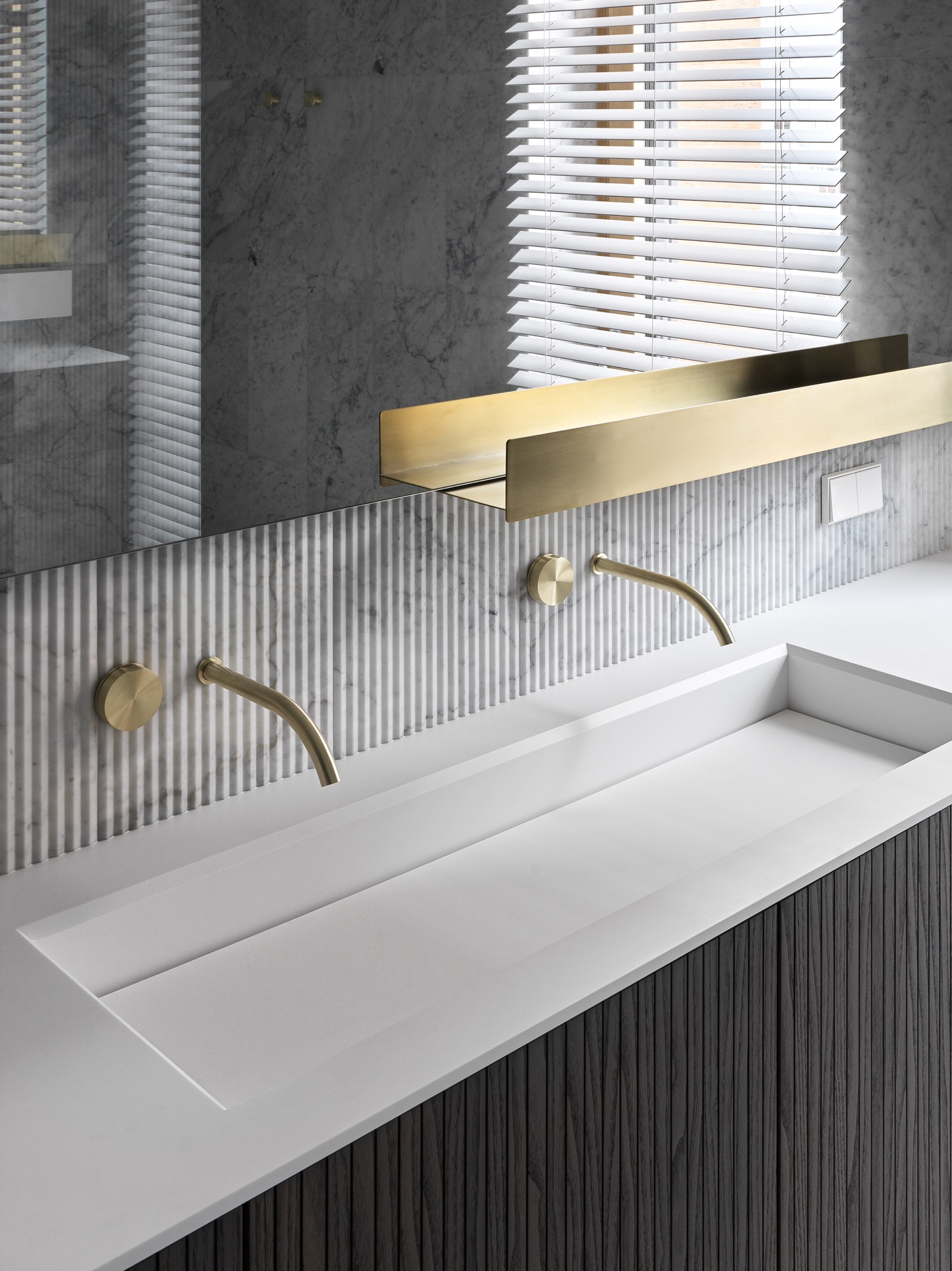 design d'interni moderni: bagno moderno con lavabo in marmo e specchio, dettagli dorati, Luxury, Design, Exclusive, Modern, Custom Made, Special, Beautiful