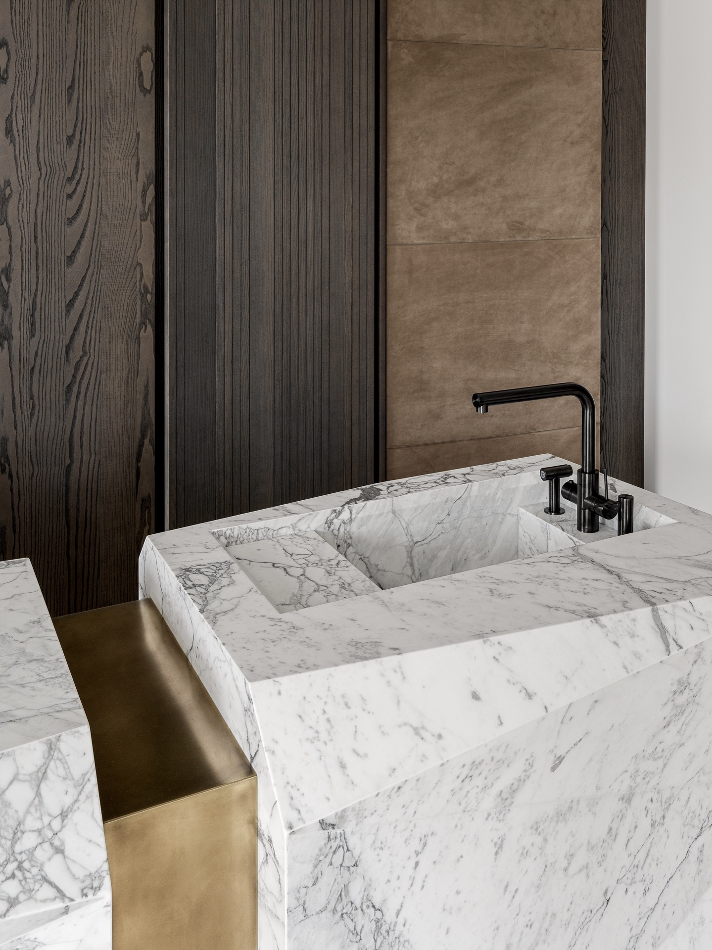 design d'interni moderni: cucina moderna con piano in marmo e mobili in legno, dettagli neri, Luxury, Design, Exclusive, Modern, Custom Made, Special, Beautiful