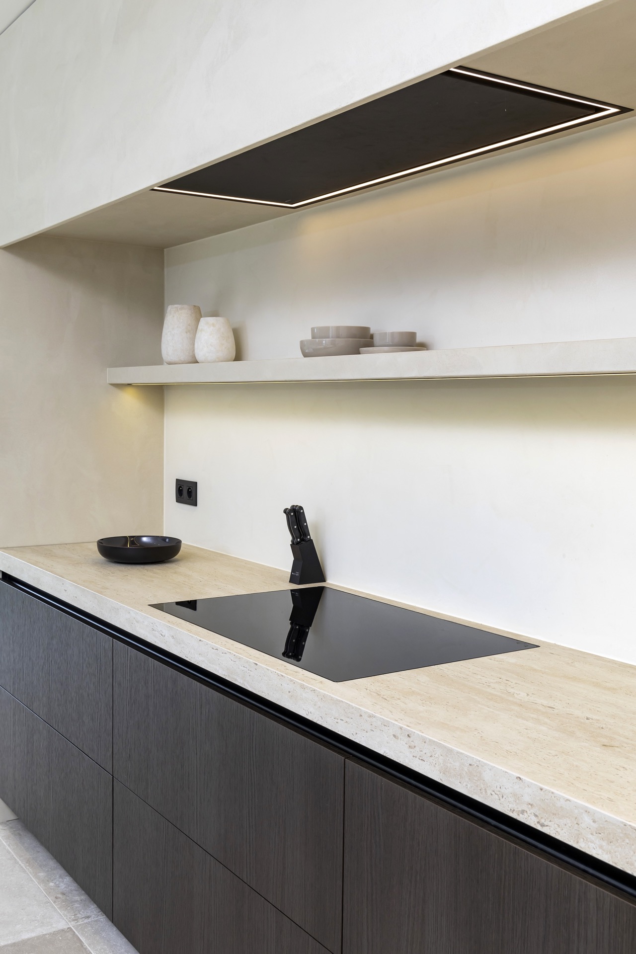dettagli cucina moderna: cucina moderna con piano di lavoro chiaro e armadi scuri, Luxury, Design, Exclusive, Modern, Custom Made, Special, Beautiful
