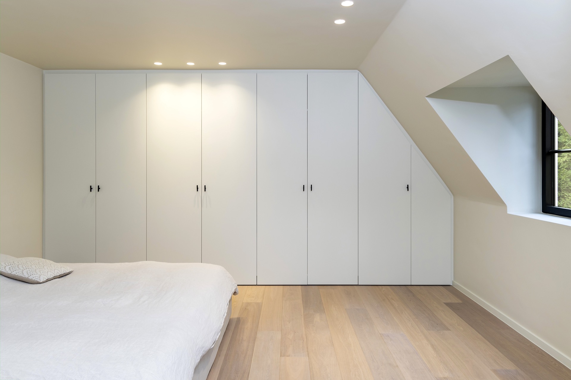 dettagli cucina moderna: armadio a incasso sotto muro inclinato con finitura bianca in camera, Luxury, Design, Exclusive, Modern, Custom Made, Special, Beautiful