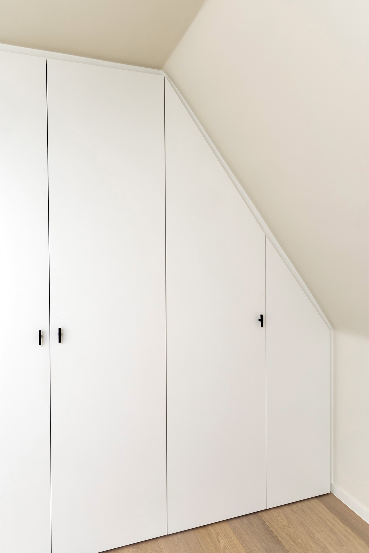 dettagli cucina moderna: armadio a muro bianco sotto soffitto inclinato in una stanza, Luxury, Design, Exclusive, Modern, Custom Made, Special, Beautiful