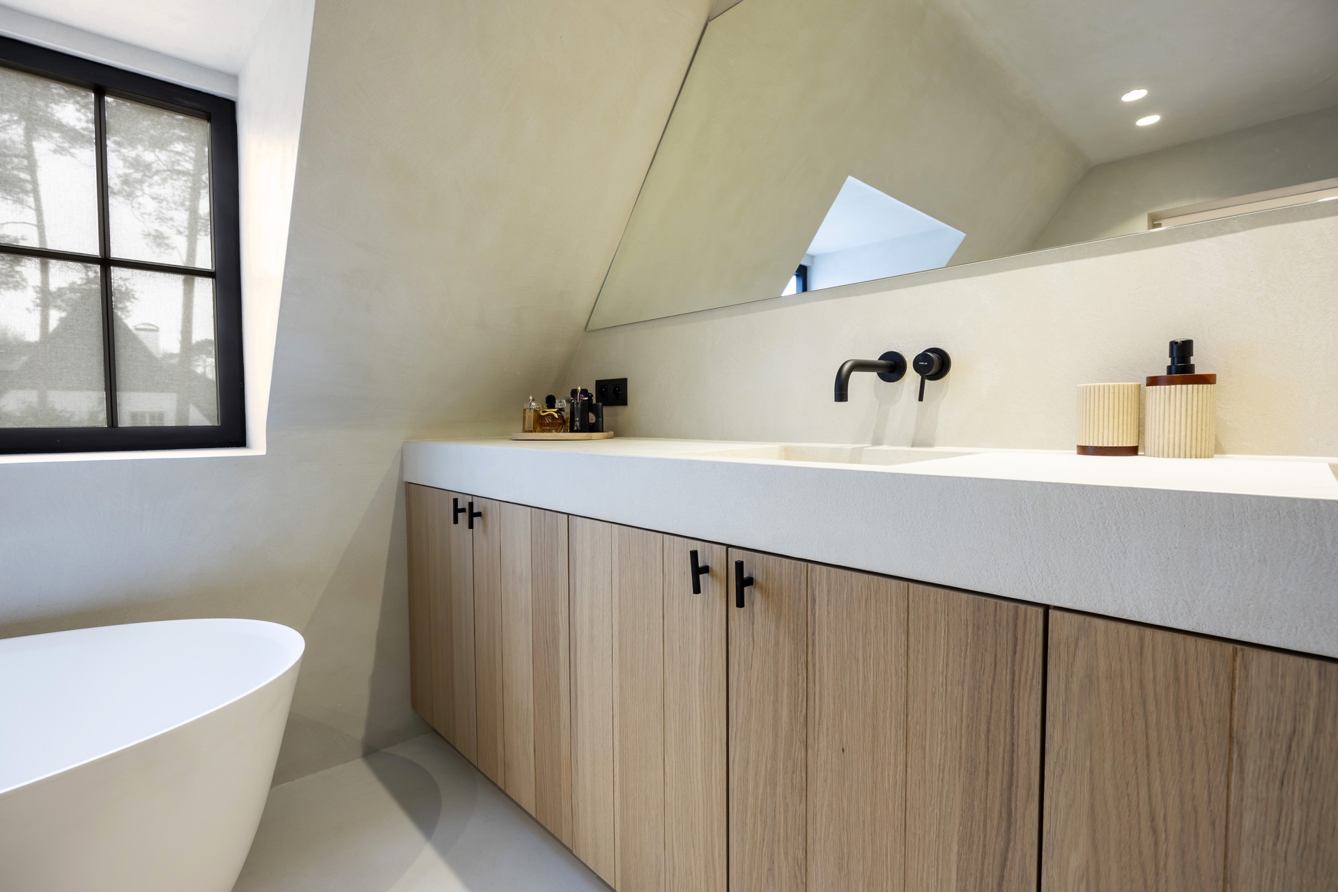 dettagli cucina moderna: bagno con vasca indipendente sotto finestra e finiture bianche, Luxury, Design, Exclusive, Modern, Custom Made, Special, Beautiful