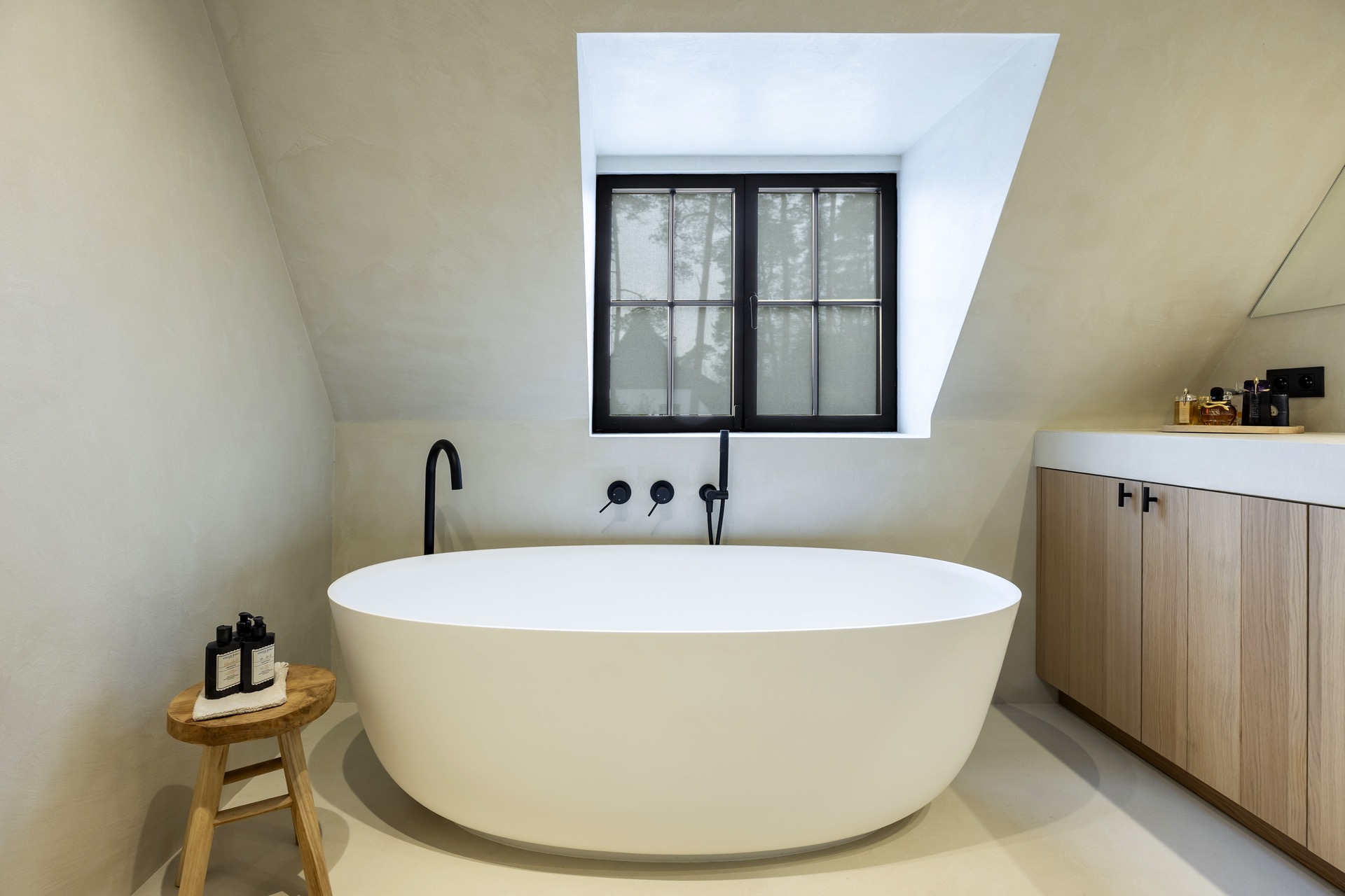 dettagli cucina moderna: finestra grande con telaio nero in bagno con vasca rotonda e pareti chiare, Luxury, Design, Exclusive, Modern, Custom Made, Special, Beautiful