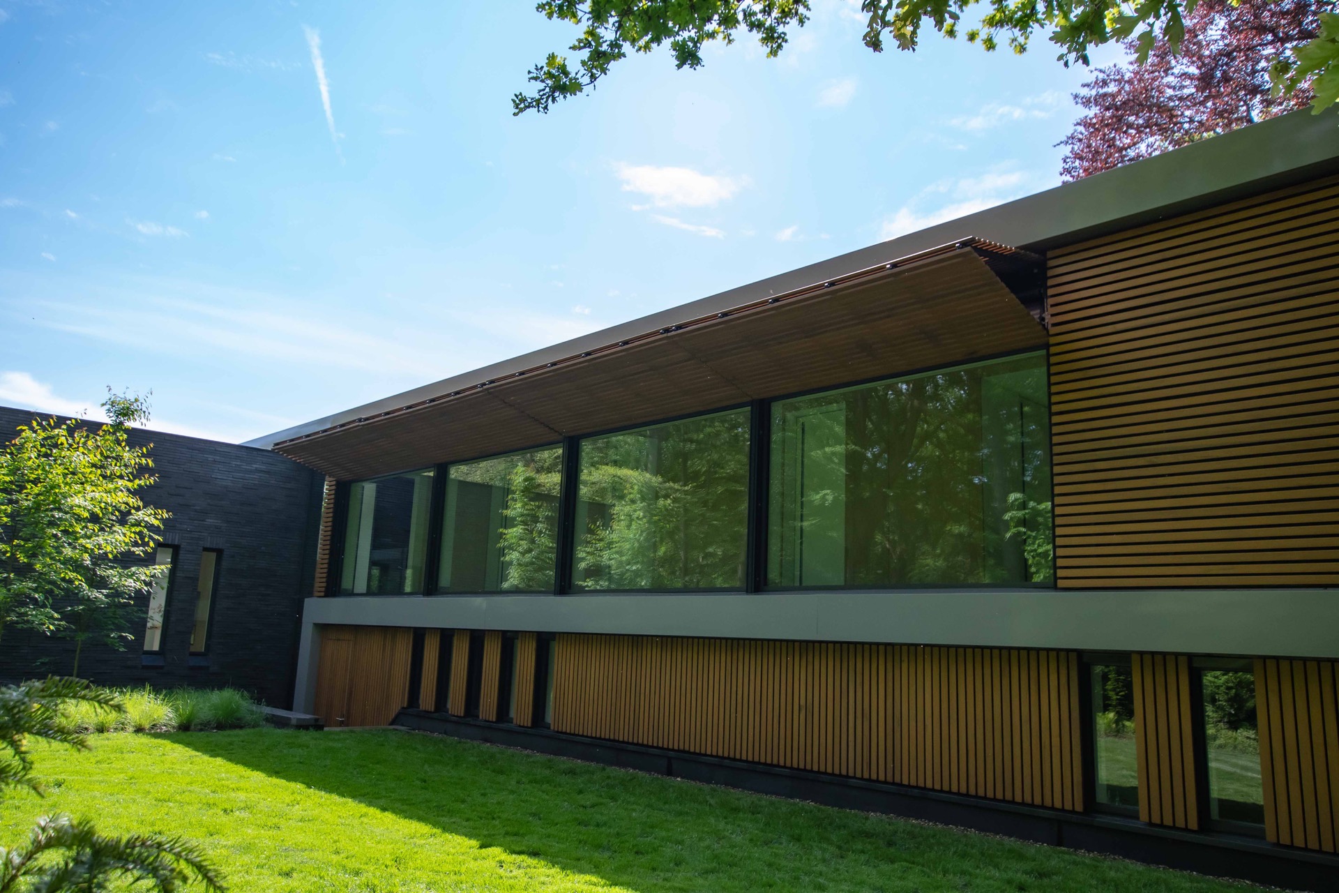 finitura moderna in legno e vetro: facciata moderna con listelli di legno e grandi finestre, Luxury, Design, Exclusive, Modern, Custom Made, Special, Beautiful
