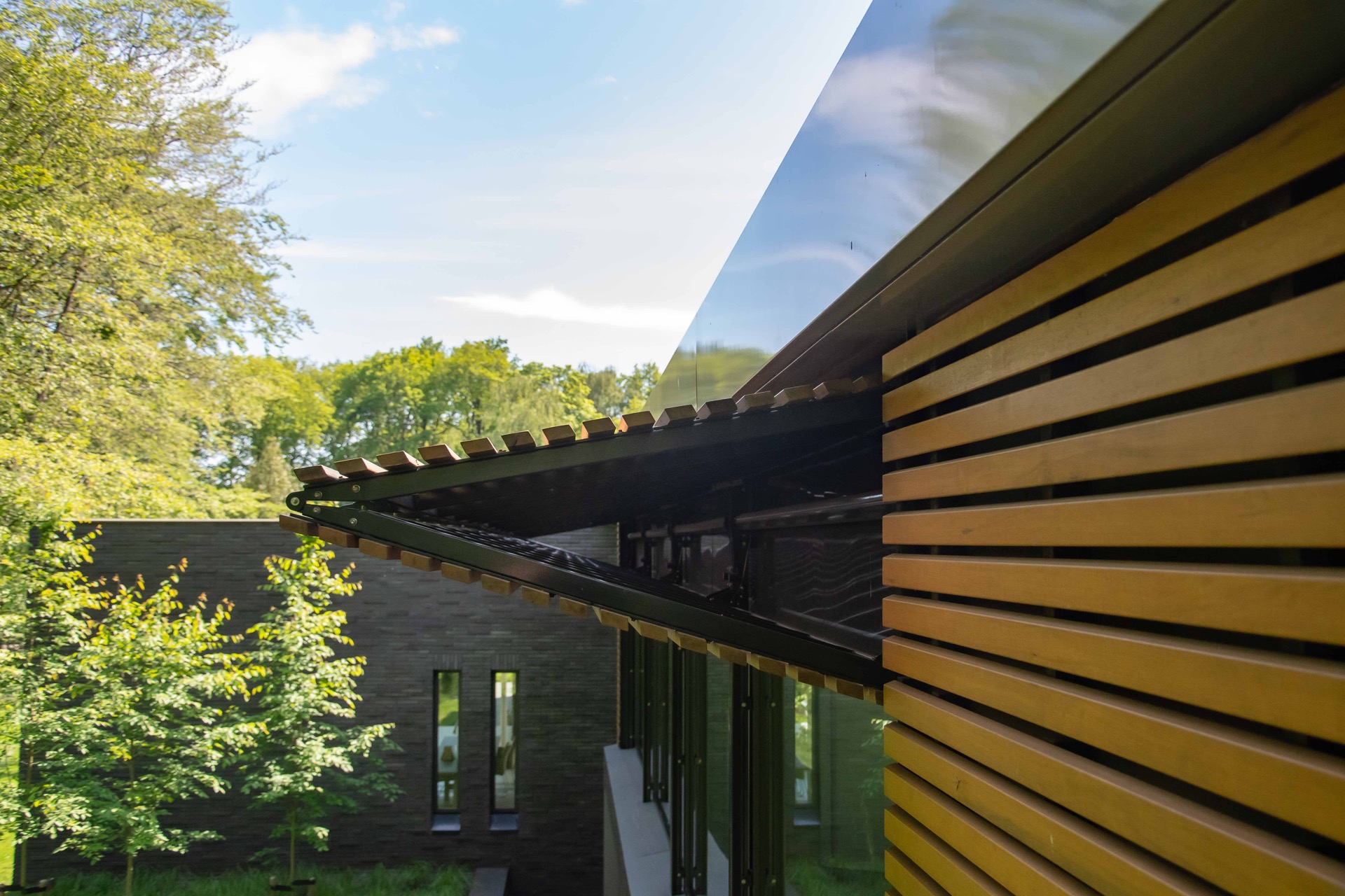 finitura moderna in legno e vetro: finitura in legno con profilo in metallo su edificio moderno, Luxury, Design, Exclusive, Modern, Custom Made, Special, Beautiful