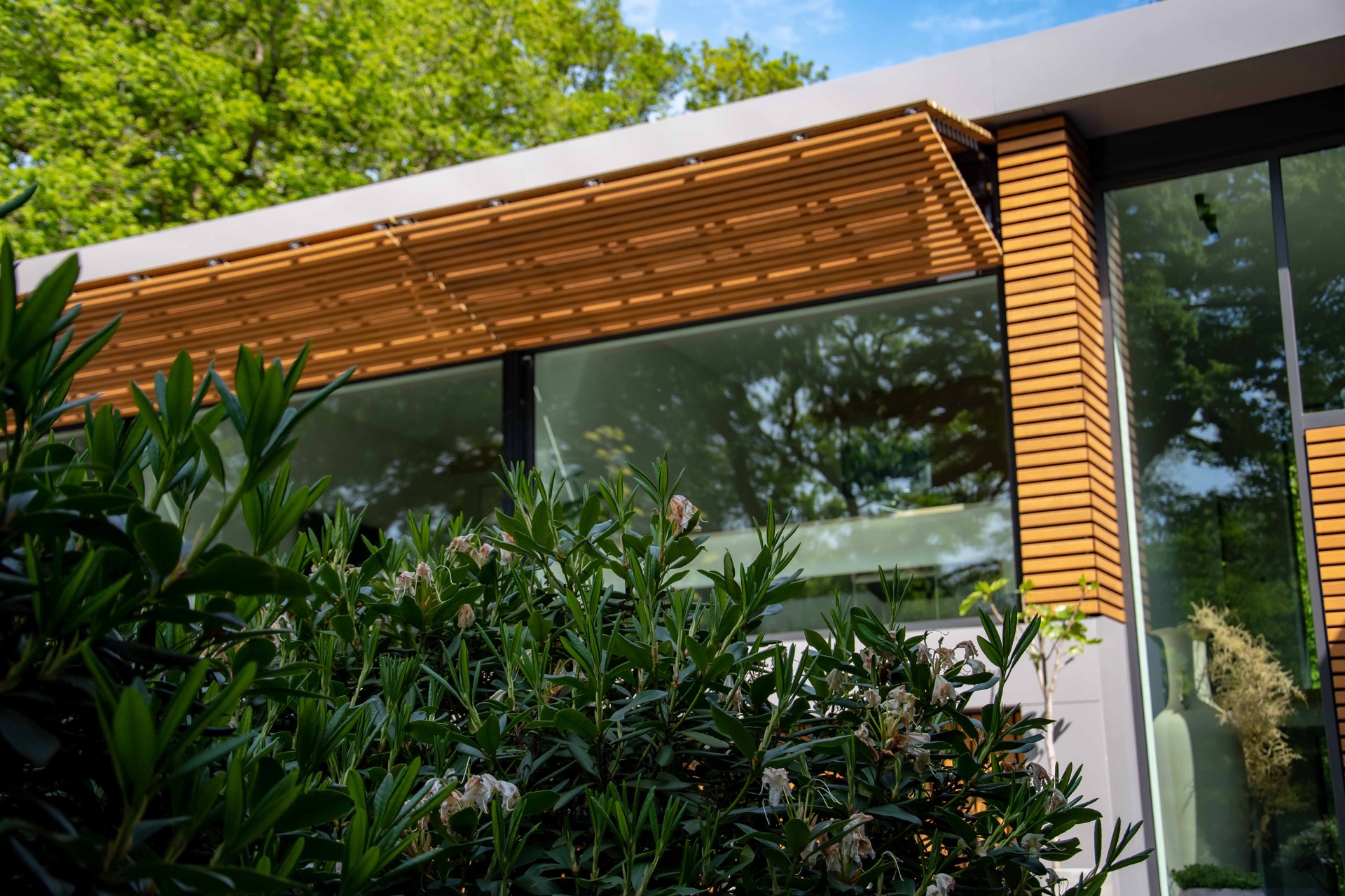 finitura moderna in legno e vetro: dettaglio di pannello scorrevole in legno con meccanismo su edificio moderno, Luxury, Design, Exclusive, Modern, Custom Made, Special, Beautiful