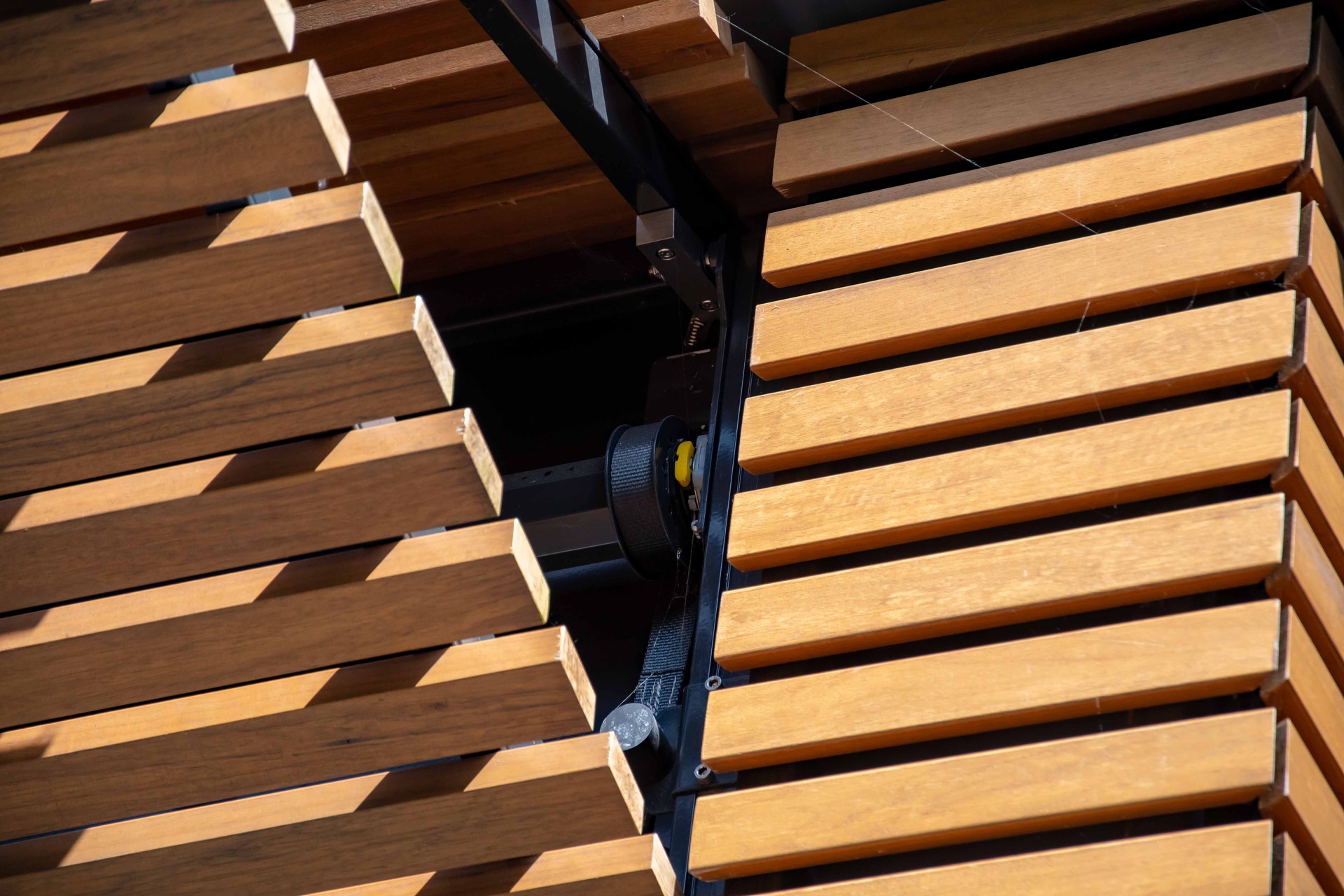 finitura moderna in legno e vetro: sistema di controllo meccanico per lamelle di legno di edificio moderno, Luxury, Design, Exclusive, Modern, Custom Made, Special, Beautiful