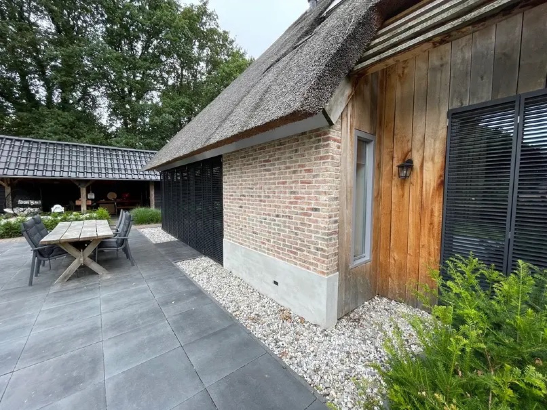 rivestimento in legno per pareti: terrazza con mobili da giardino accanto a facciate rurali con persiane pieghevoli, Luxe, Design, Exclusief, Modern, Maatwerk, Bijzondere, Mooie