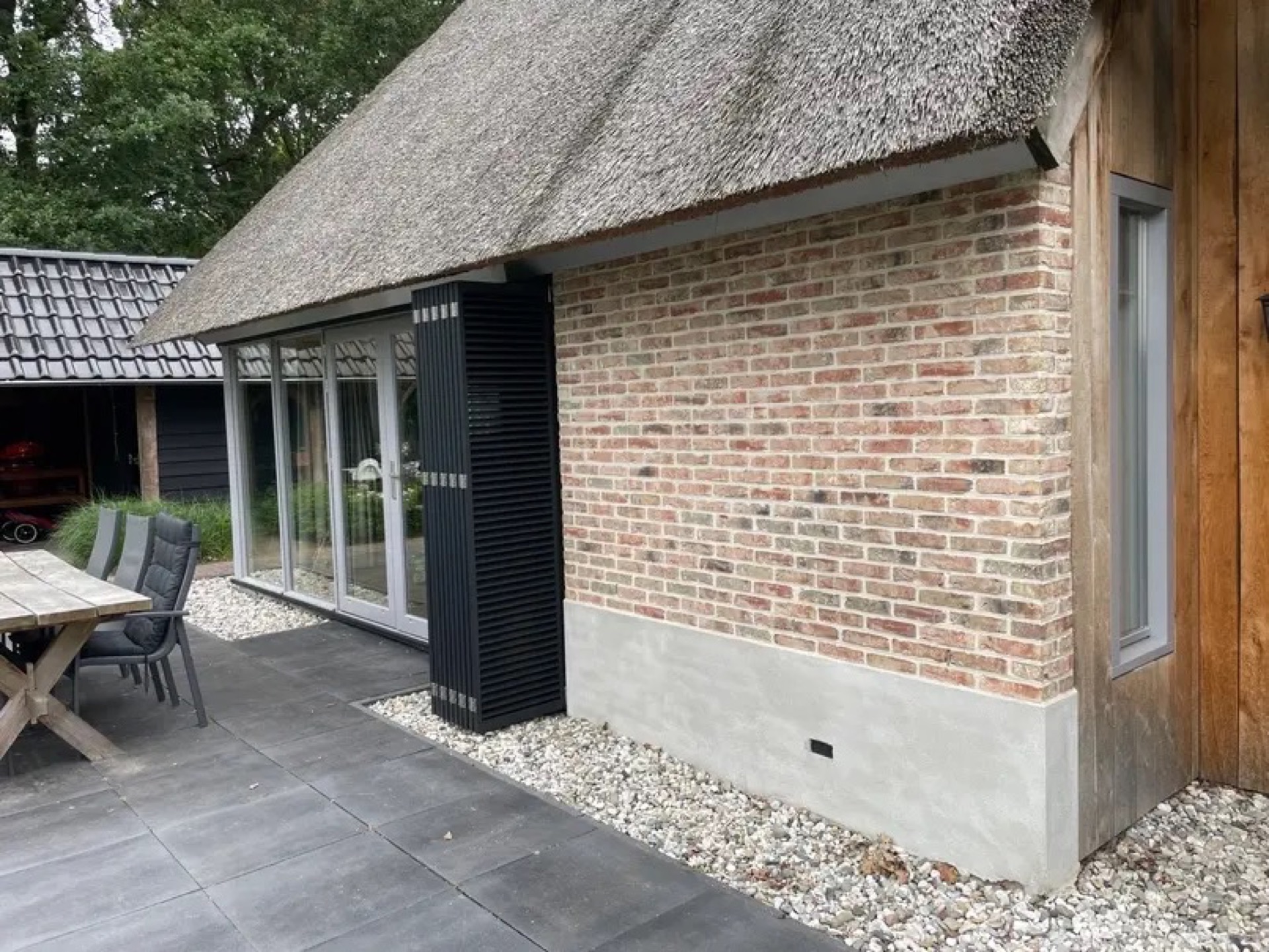 rivestimento in legno per pareti: facciata parziale con mattoni, legno e base in cemento, Luxe, Design, Exclusief, Modern, Maatwerk, Bijzondere, Mooie