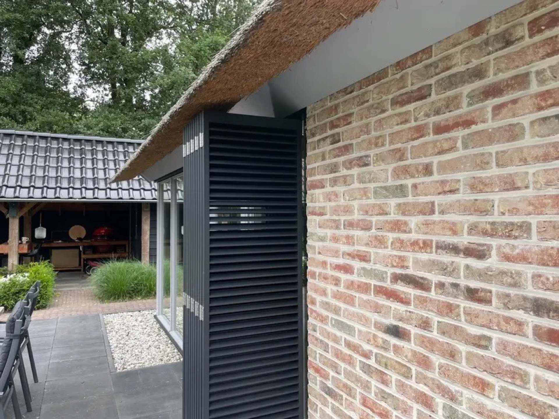 rivestimento in legno per pareti: inquadratura ravvicinata di un muro di mattoni e pannello di listelli di legno moderni, Luxe, Design, Exclusief, Modern, Maatwerk, Bijzondere, Mooie