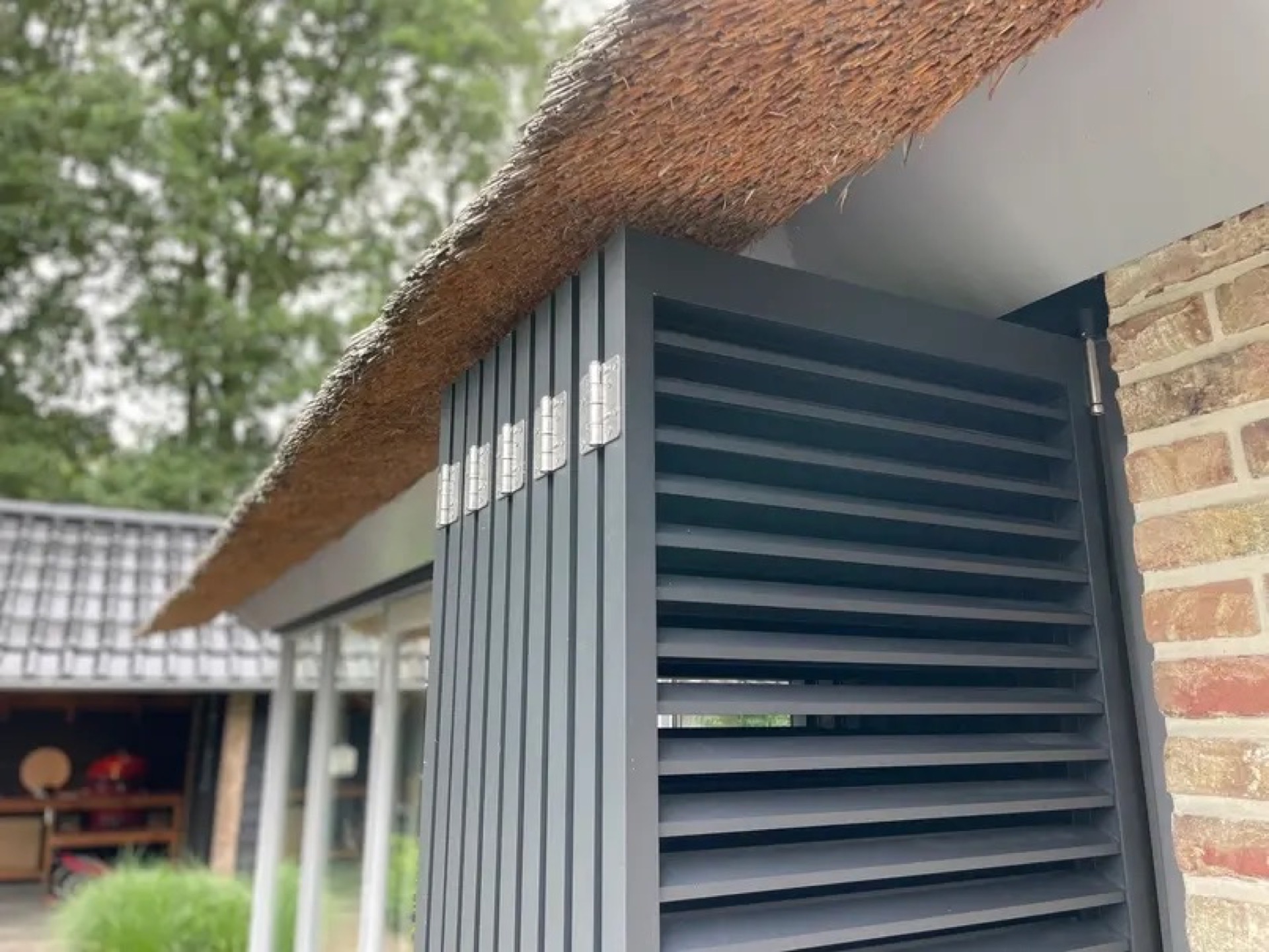 rivestimento in legno per pareti: persiana a soffietto moderna con lamelle e tetto in paglia, Luxe, Design, Exclusief, Modern, Maatwerk, Bijzondere, Mooie