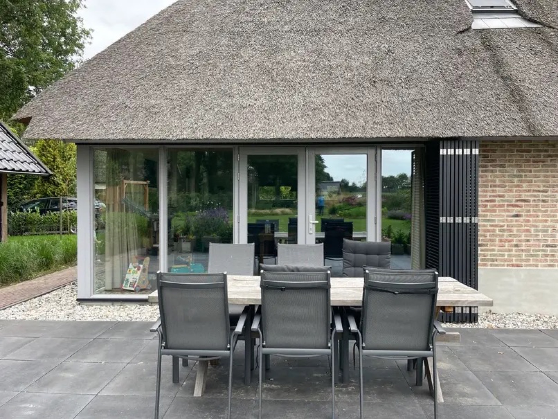 rivestimento in legno per pareti: primo piano di persiane pieghevoli in alluminio nero in posizione chiusa, Luxe, Design, Exclusief, Modern, Maatwerk, Bijzondere, Mooie