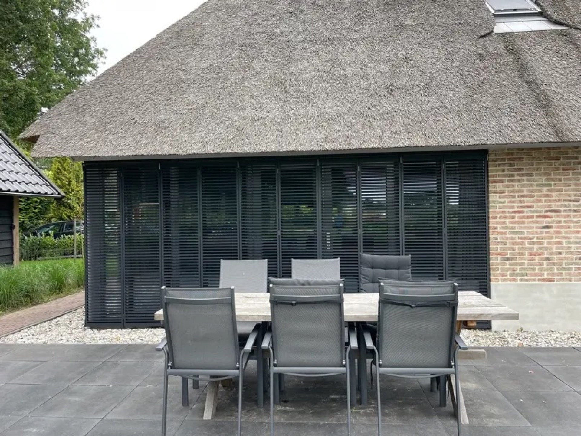 rivestimento in legno per pareti: facciata con persiane pieghevoli chiuse e muro di mattoni, Luxe, Design, Exclusief, Modern, Maatwerk, Bijzondere, Mooie