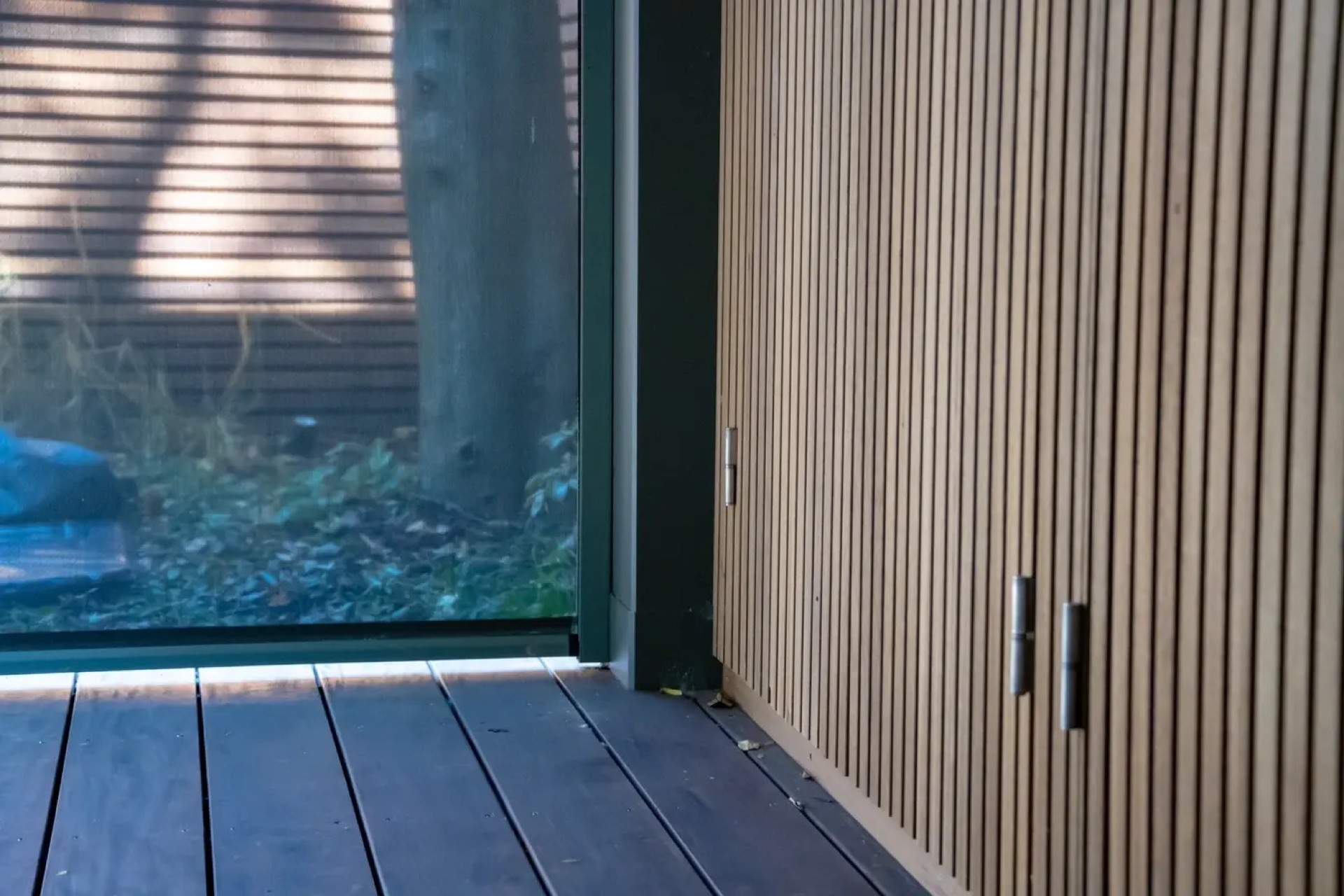 rivestimento in legno per pareti: vista di un giardino cittadino con alberi e edifici., Luxury, Design, Exclusive, Modern, Custom Made, Special, Beautiful