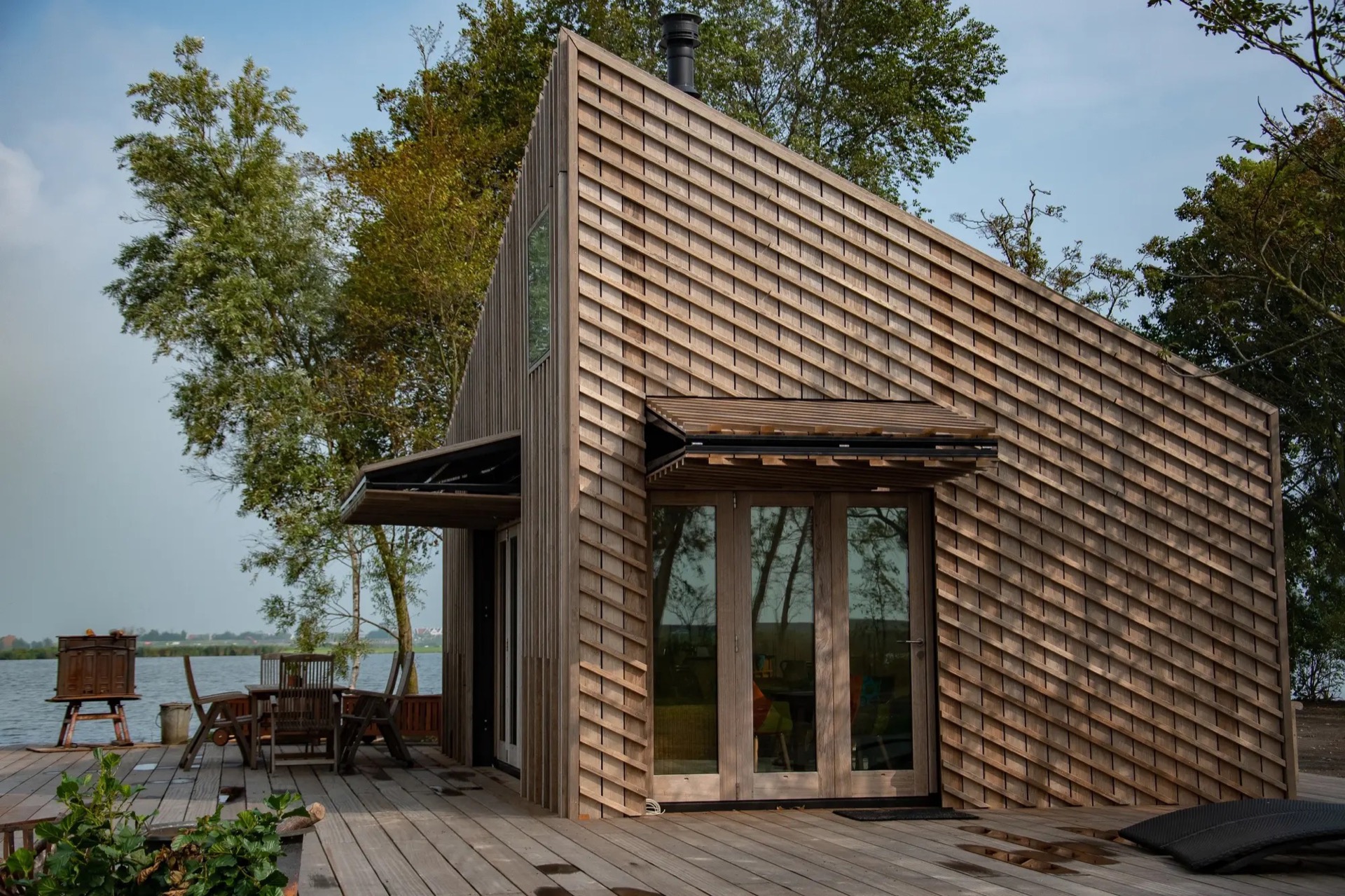 rivestimento in legno per pareti: casa vacanze moderna in legno con terrazza e vista sull'acqua, facciata con persiane, Luxury, Design, Exclusive, Modern, Custom Made, Special, Beautiful