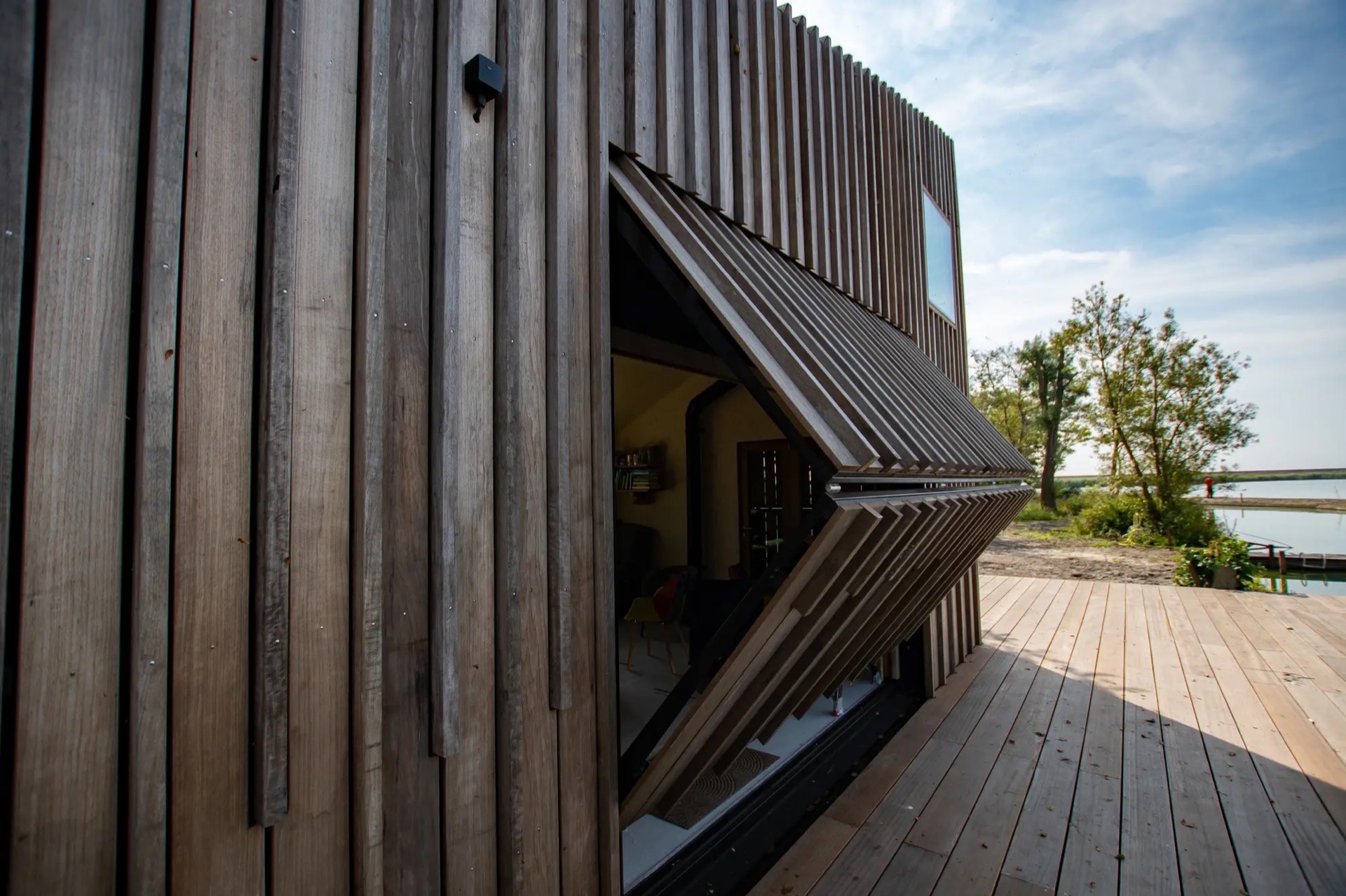 rivestimento in legno per pareti: prima piano della facciata in legno con listelli diagonali e finestra sul terrazzo., Luxury, Design, Exclusive, Modern, Custom Made, Special, Beautiful