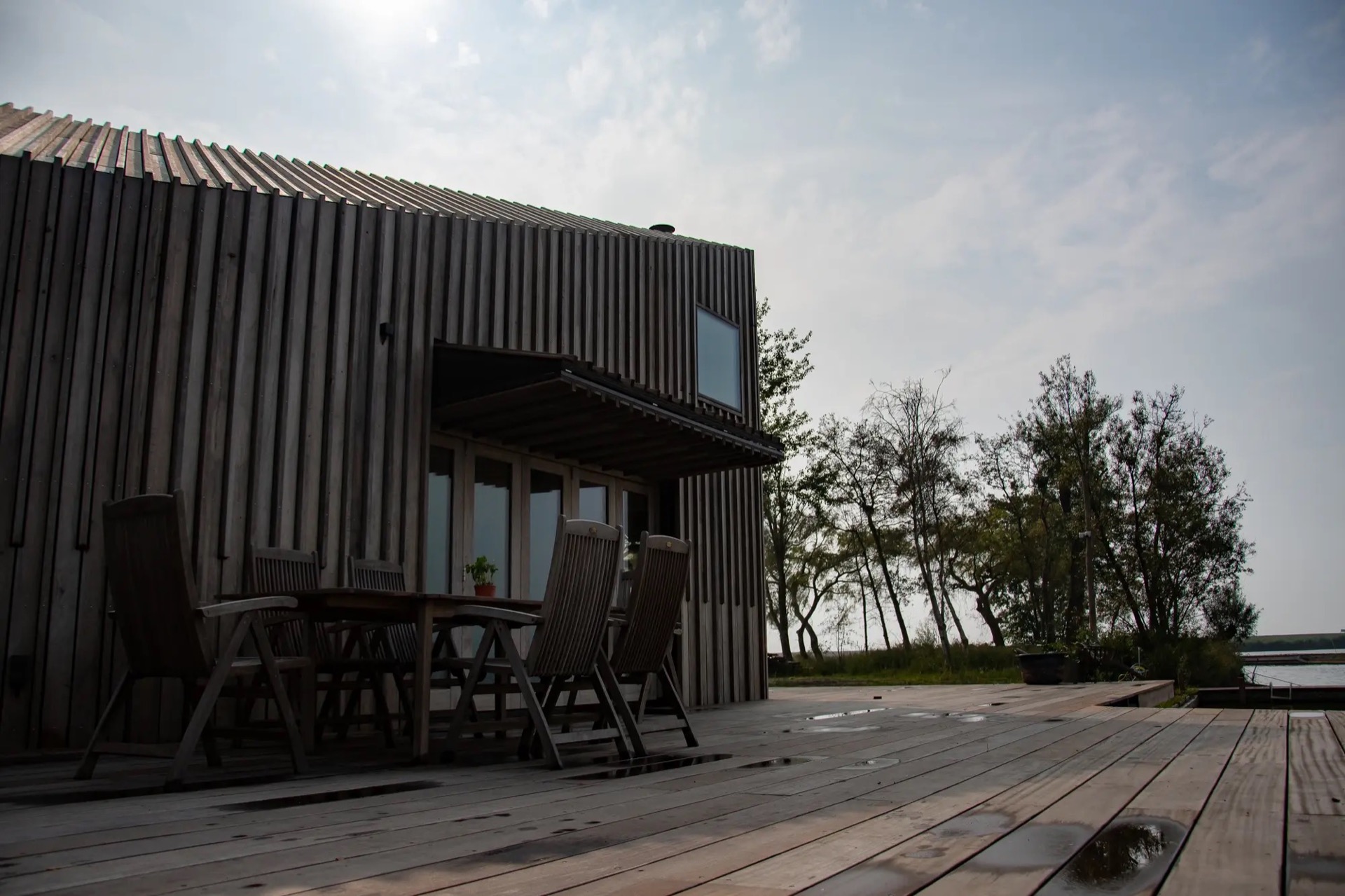 rivestimento in legno per pareti: terrazza e facciata con persiane pieghevoli di una casa vacanze in legno moderna., Luxury, Design, Exclusive, Modern, Custom Made, Special, Beautiful