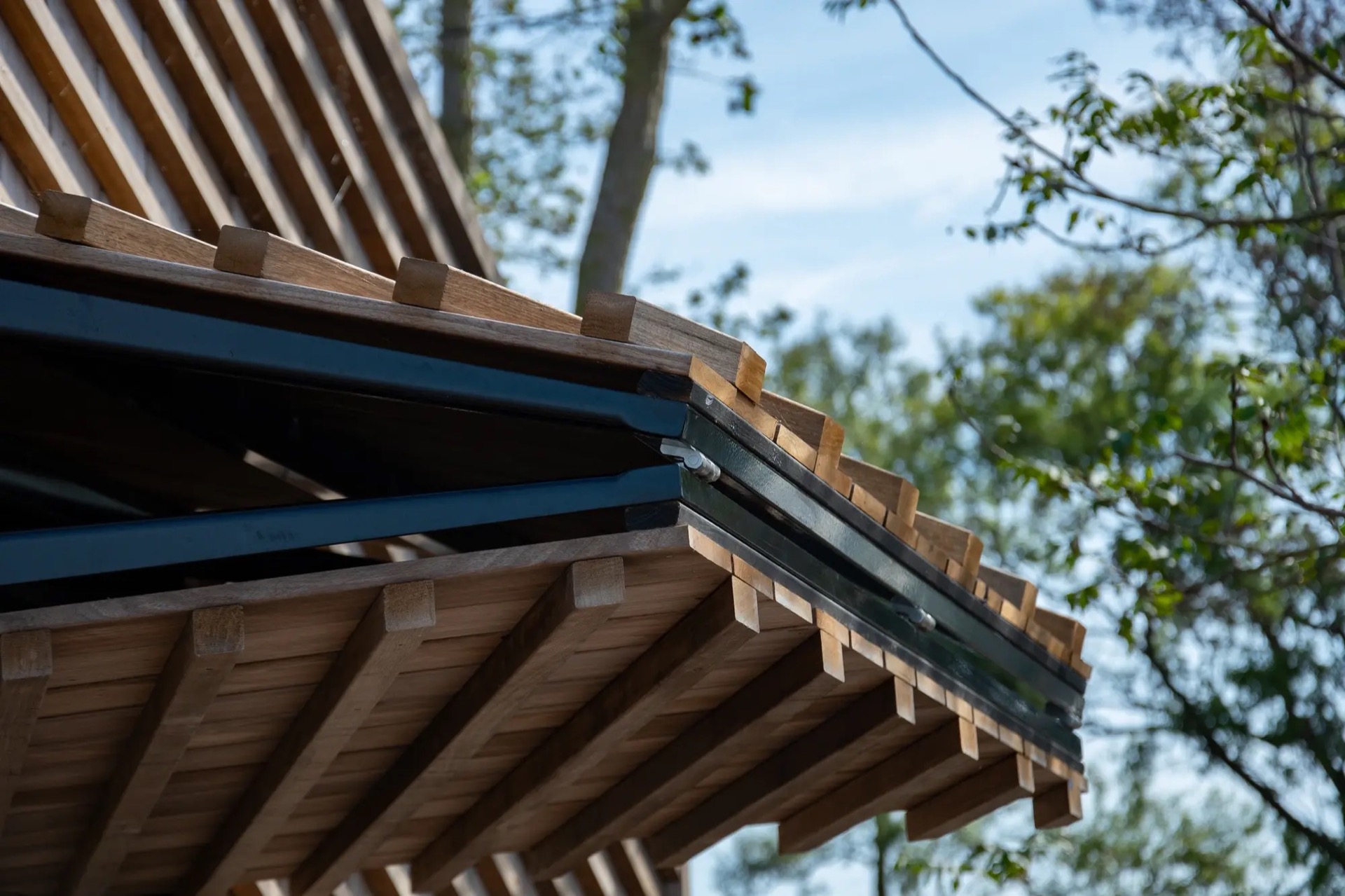 rivestimento in legno per pareti: dettaglio di persiane pieghevoli in legno e meccanismo all'esterno di una casa vacanze, Luxury, Design, Exclusive, Modern, Custom Made, Special, Beautiful
