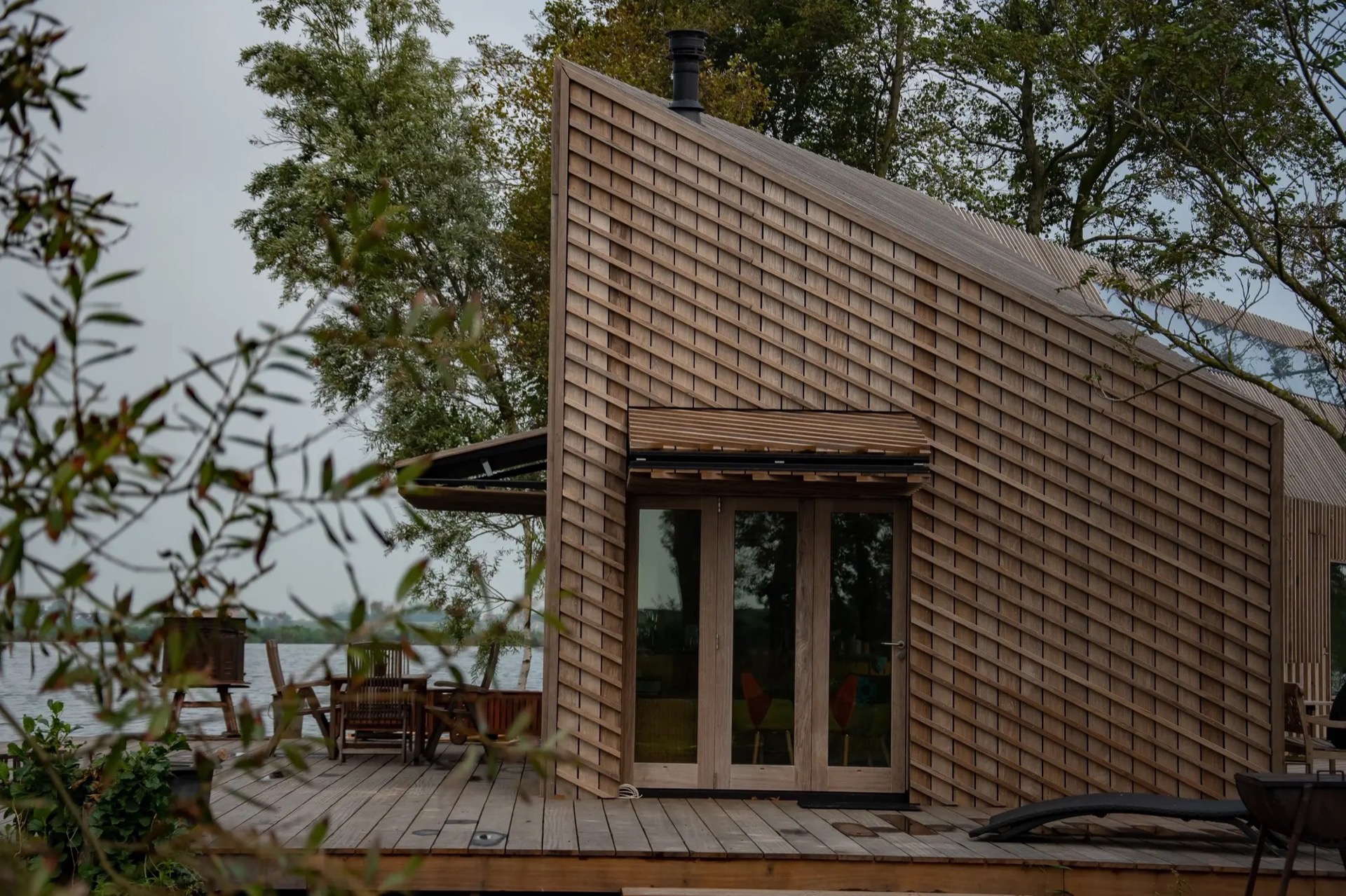 rivestimento in legno per pareti: persiane pieghevoli in legno e facciata moderna sulla parete esterna, Luxury, Design, Exclusive, Modern, Custom Made, Special, Beautiful