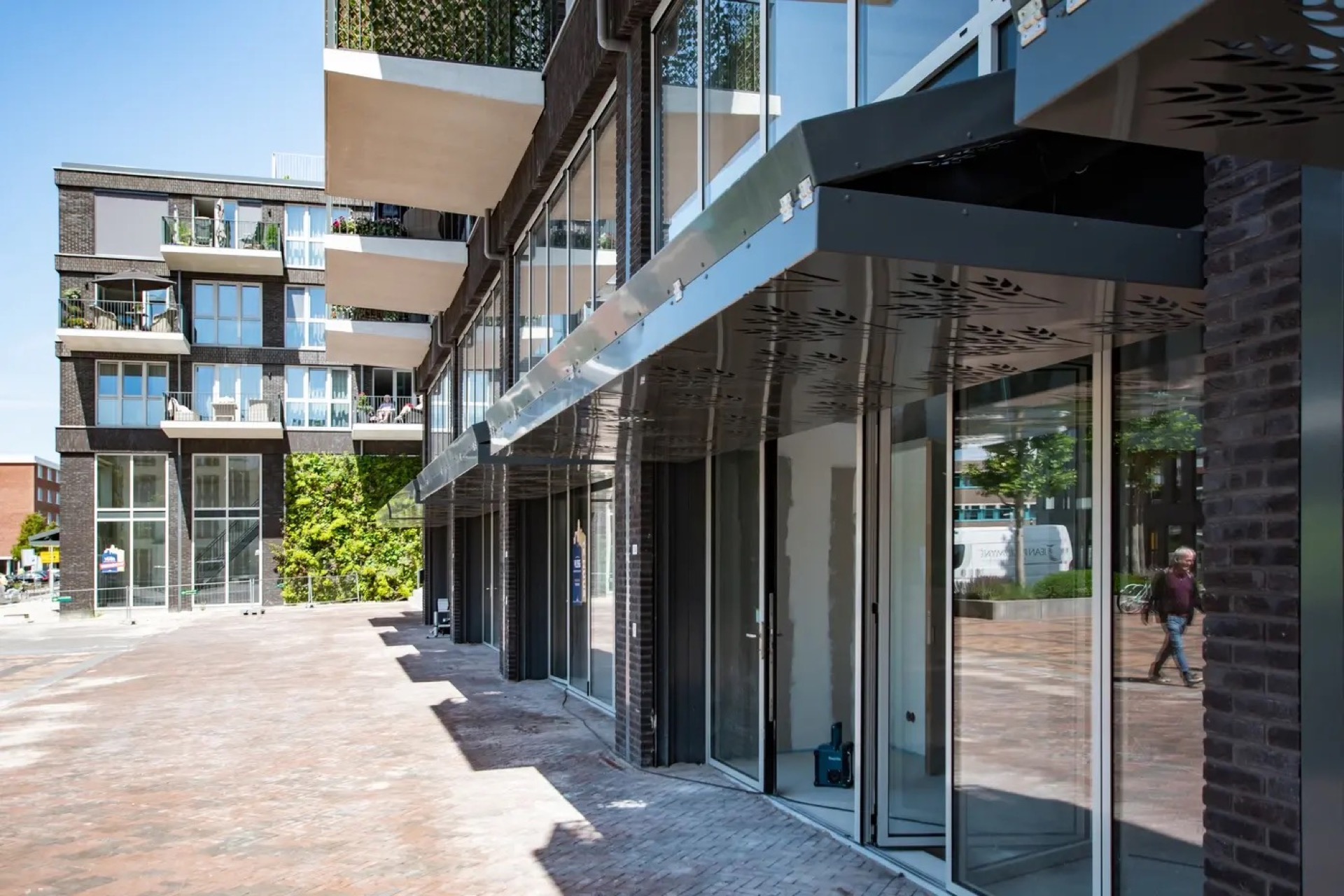 rivestimento in legno per pareti: facciata di edificio moderno con balcone in vetro e tettuccio decorativo in metallo., Luxury, Design, Exclusive, Modern, Custom Made, Special, Beautiful