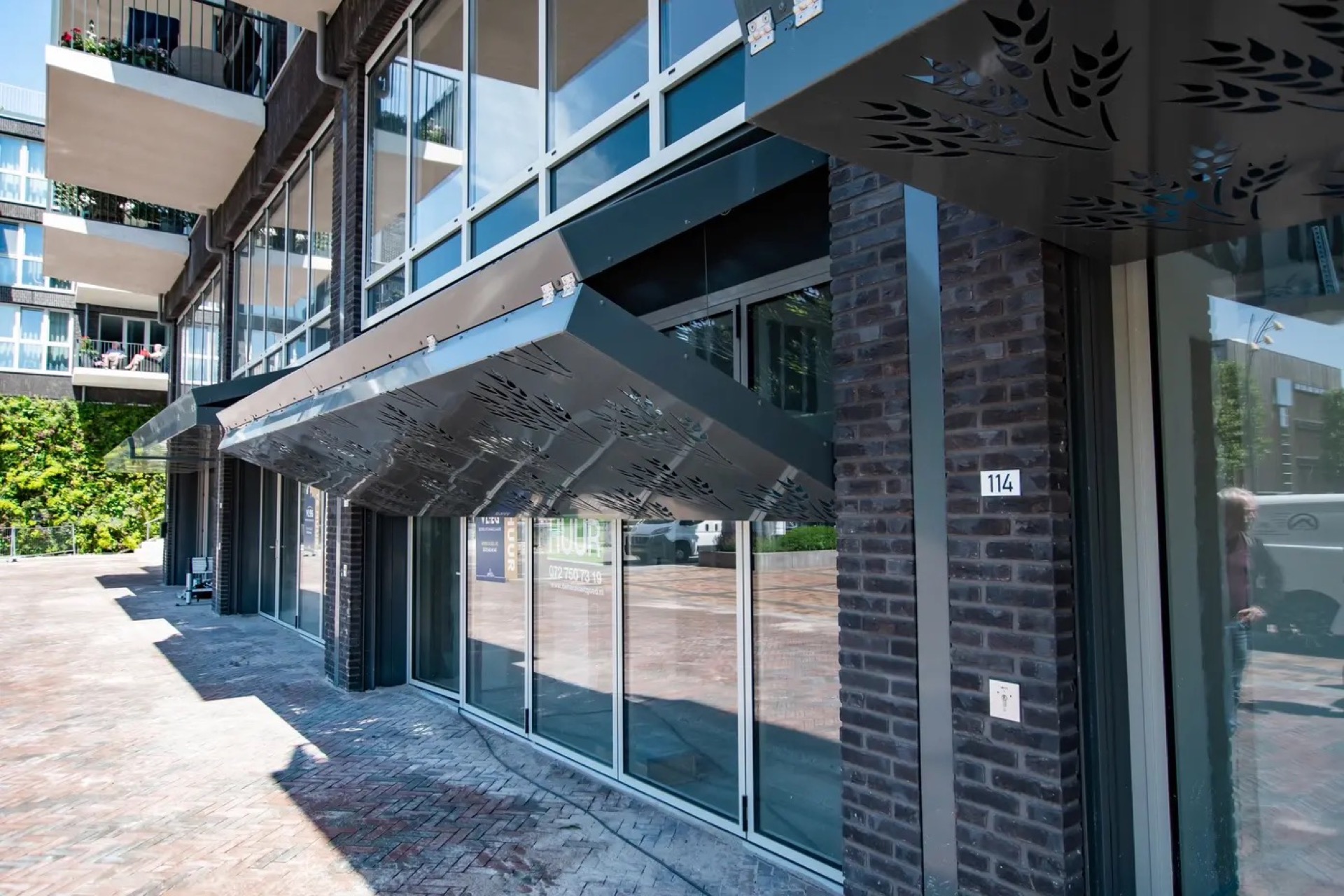 rivestimento in legno per pareti: persiane pieghevoli moderne con motivo di grano su un edificio, funzionamento automatico., Luxury, Design, Exclusive, Modern, Custom Made, Special, Beautiful