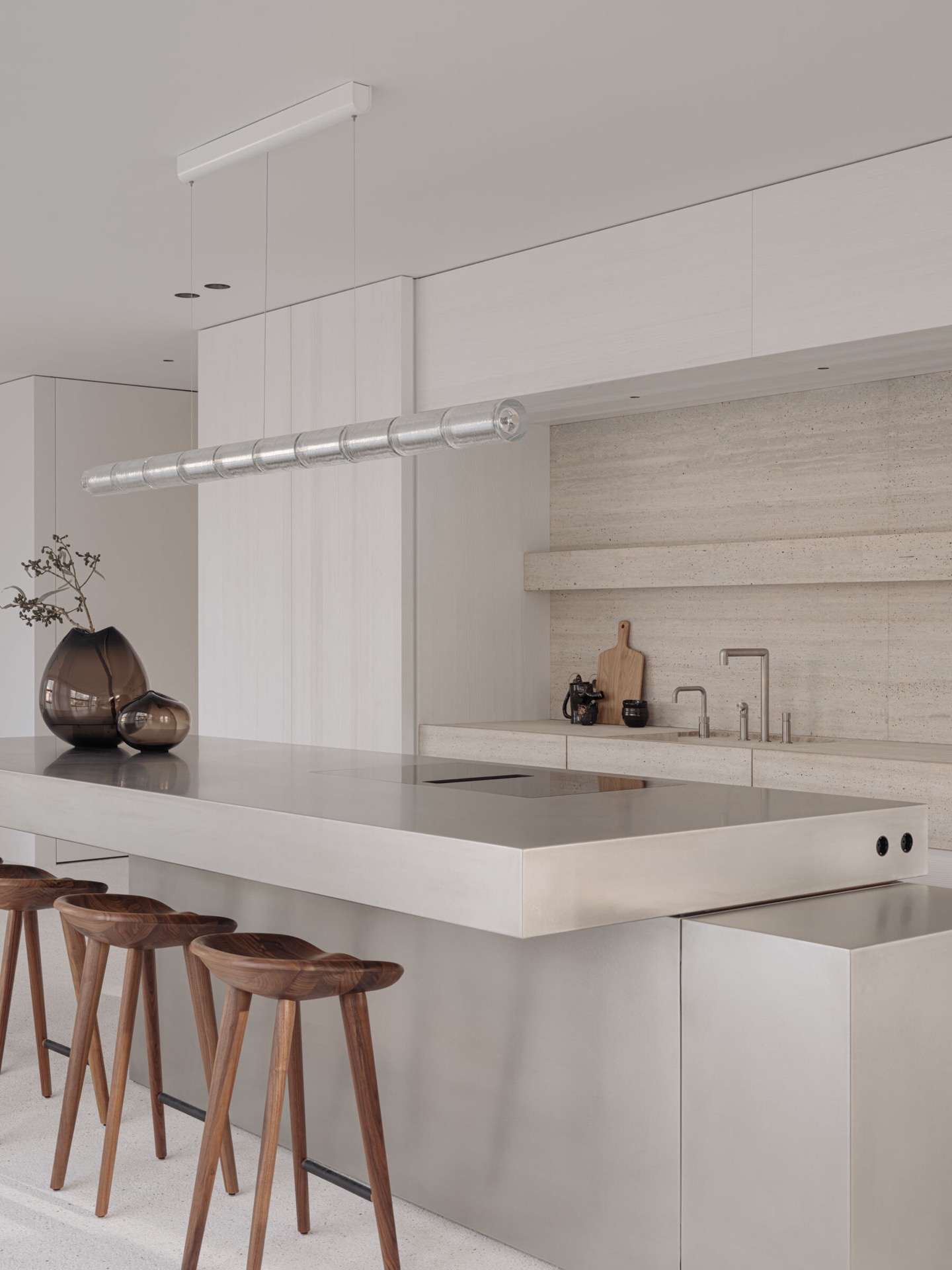 design d'interni moderno: interno bianco con tavoli rotondi e opere d'arte rosse, atmosfera tranquilla, Luxury, Design, Exclusive, Modern, Custom Made, Special, Beautiful