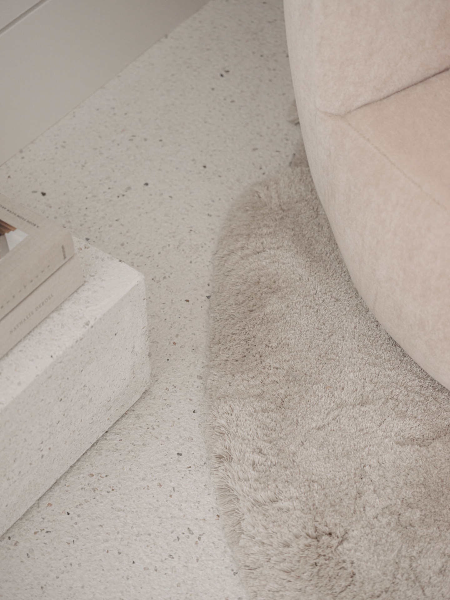 design d'interni moderno: dettaglio di parete e presa in interno moderno, design minimalista, Luxury, Design, Exclusive, Modern, Custom Made, Special, Beautiful
