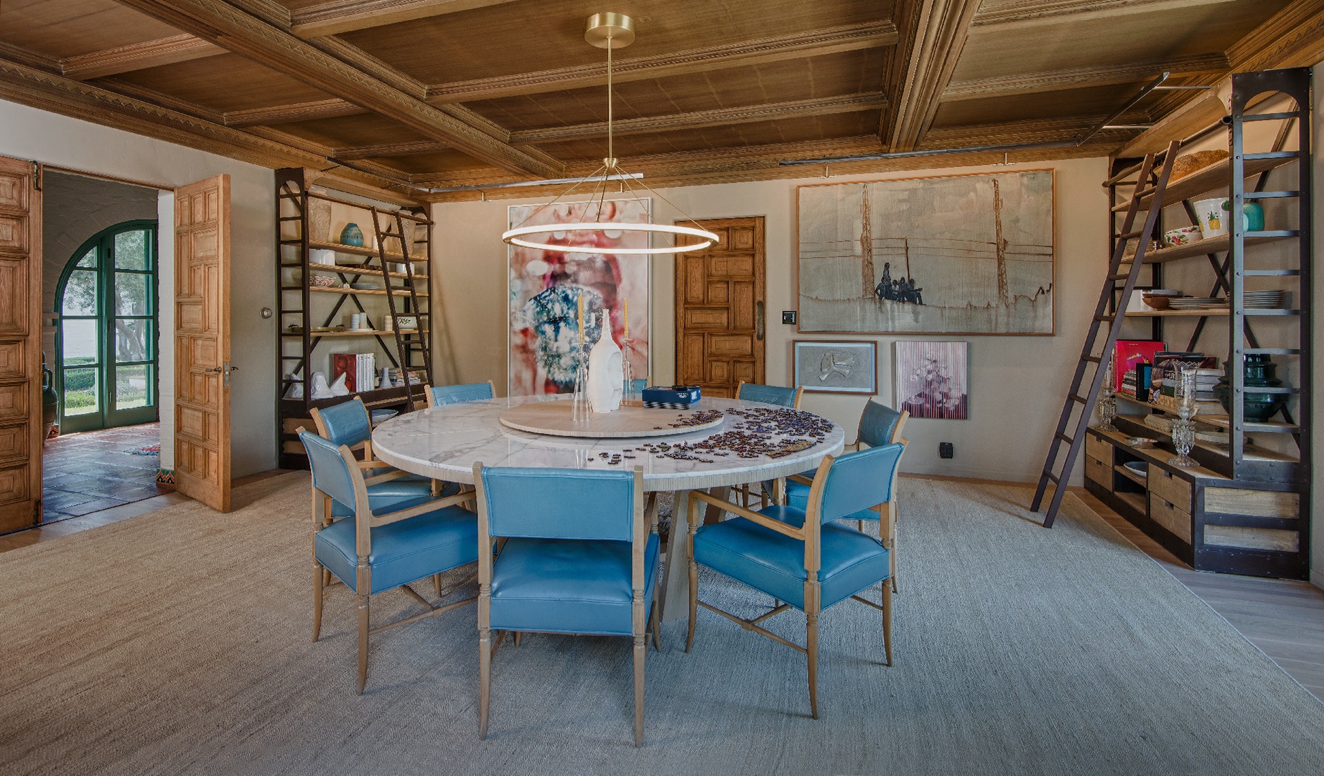 interni eclettici: sala da pranzo con tavolo rotondo in marmo e soffitto in legno, Luxury, Design, Exclusive, Modern, Custom Made, Special, Beautiful