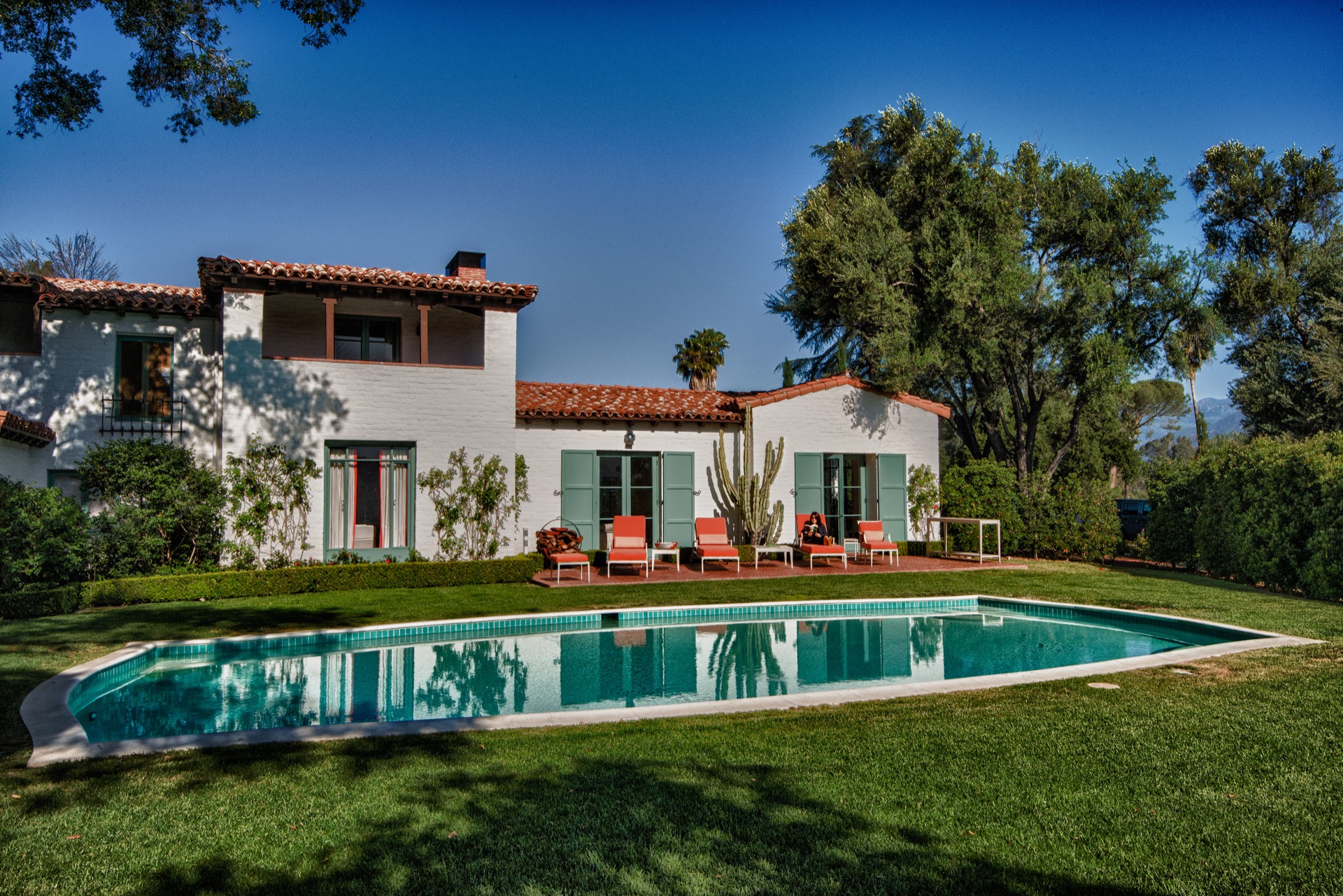 interni eclettici: giardino di lusso con piscina, divan e verde lussureggiante., Luxury, Design, Exclusive, Modern, Custom Made, Special, Beautiful