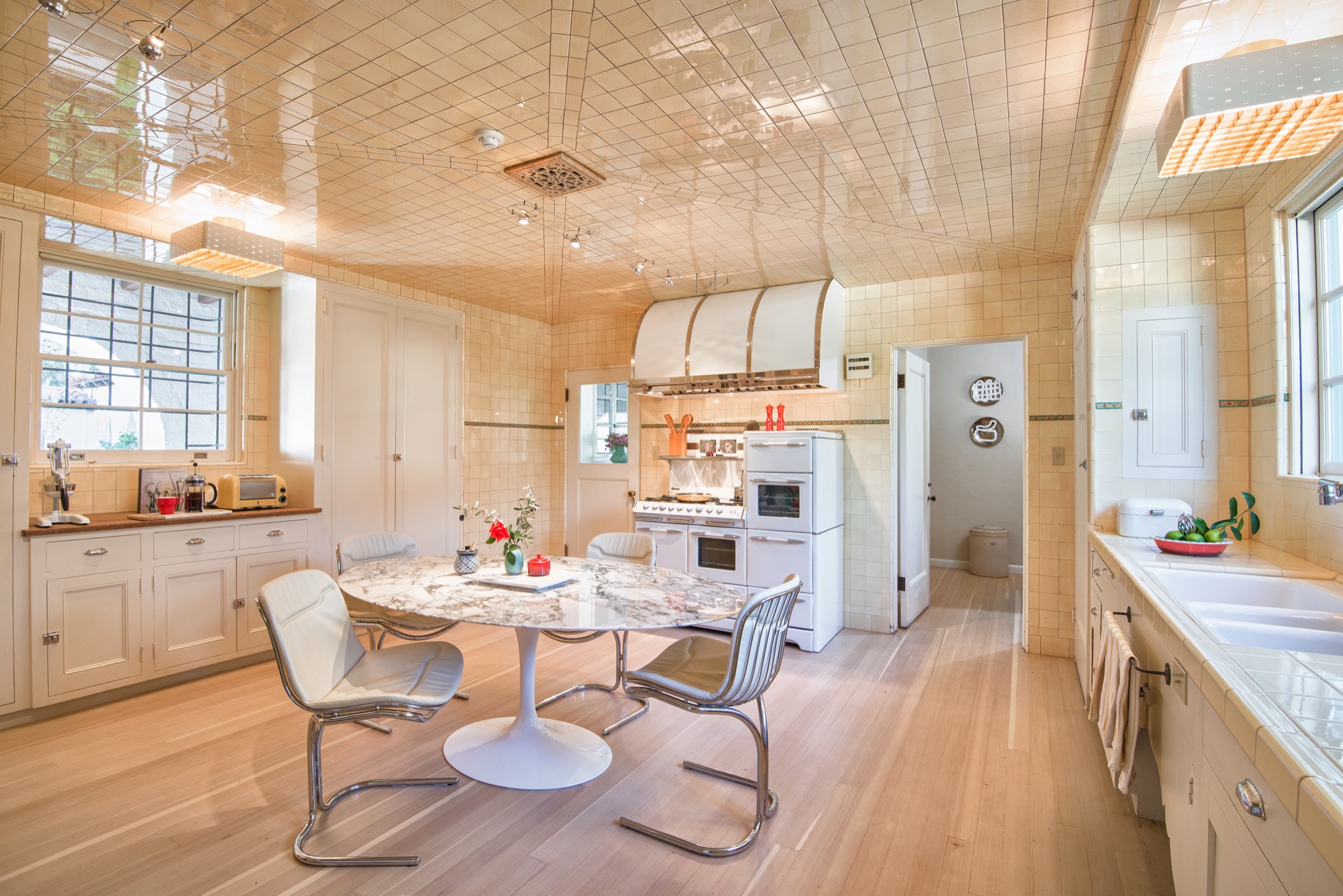 interni eclettici: cucina accogliente con tavolo in marmo ed elementi vintage, Luxury, Design, Exclusive, Modern, Custom Made, Special, Beautiful