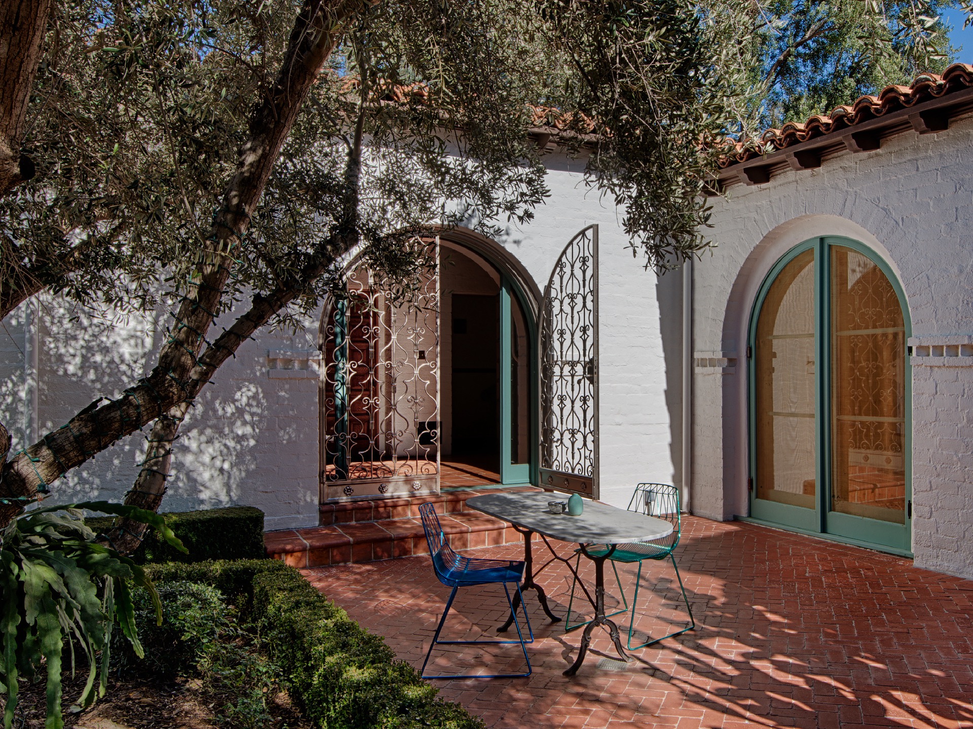 interni eclettici: cortile interno con terrazza, mobili da giardino e piante., Luxury, Design, Exclusive, Modern, Custom Made, Special, Beautiful