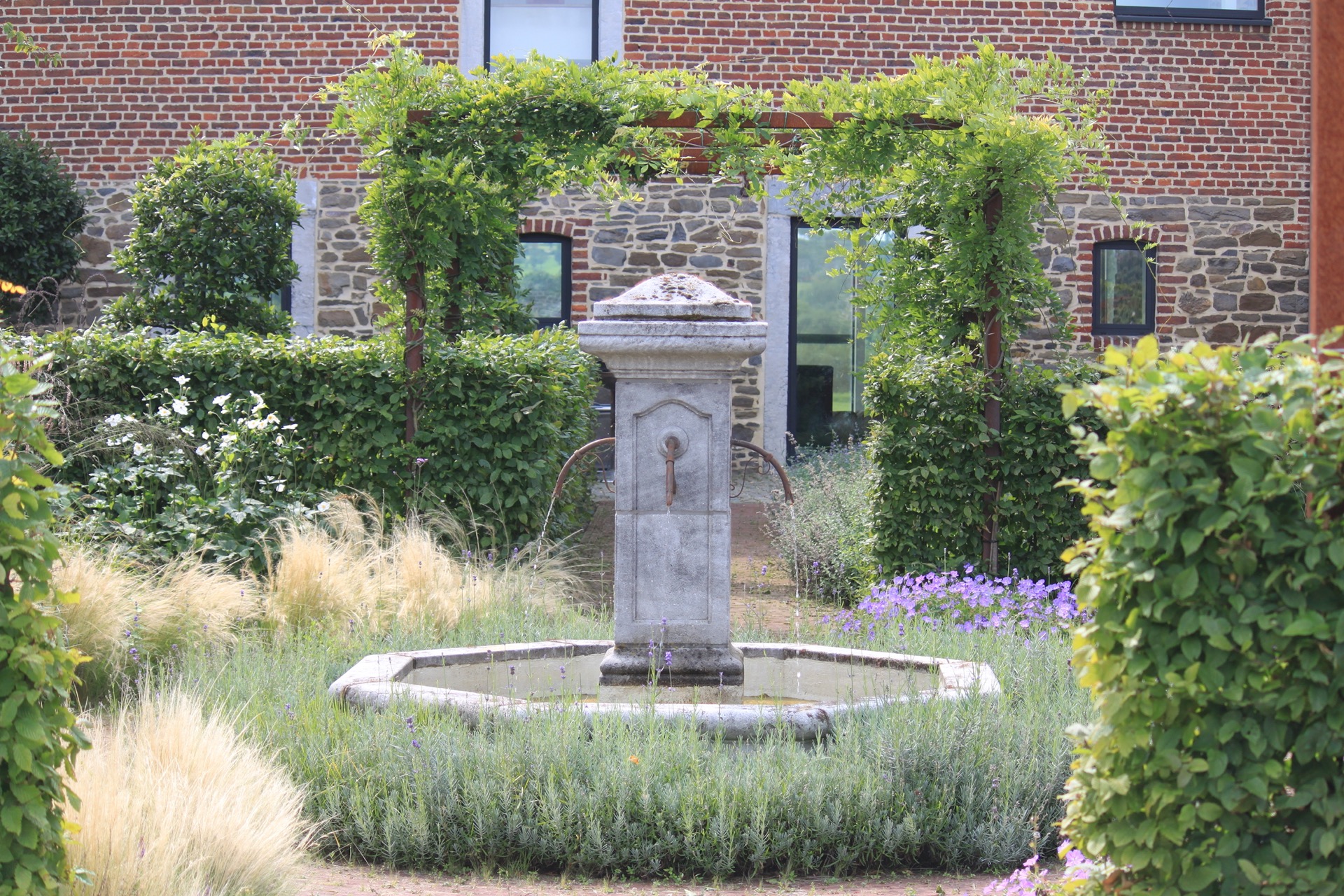 fontana da giardino: lo stesso giardino con fontana in pietra e piante circostanti, Luxury, Design, Exclusive, Modern, Custom Made, Special, Beautiful