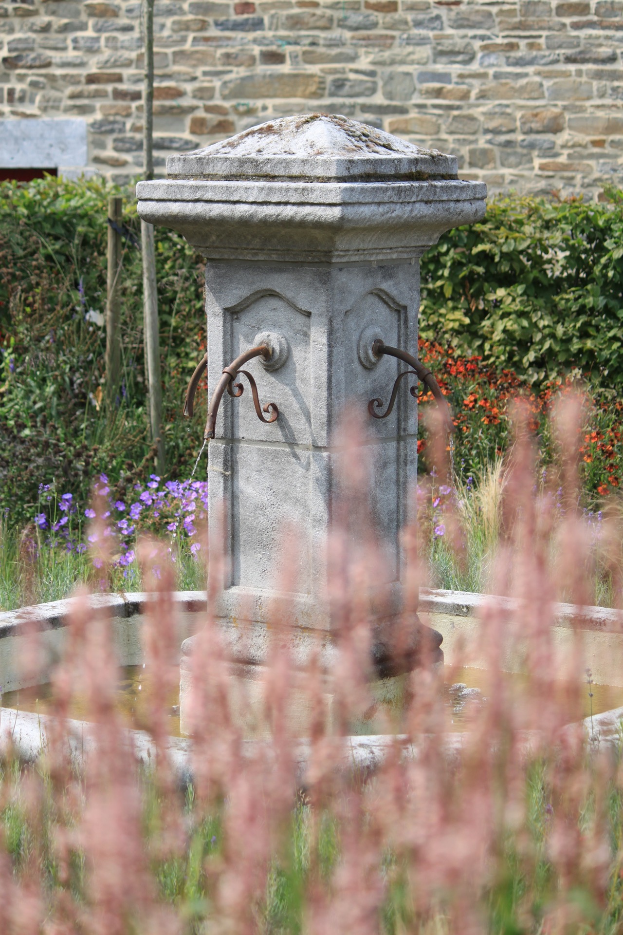 fontana da giardino: dettaglio di una fontana in pietra antica con rubinetti in metallo decorativi, Luxury, Design, Exclusive, Modern, Custom Made, Special, Beautiful