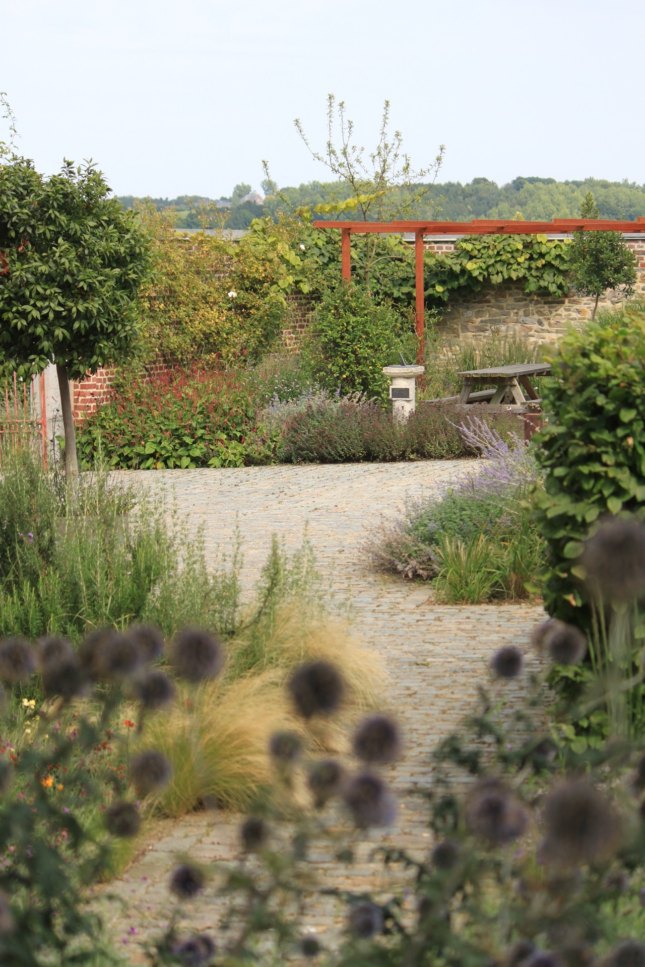 fontana da giardino: sentiero nel giardino con piante e fontana elegante, atmosfera rurale, Luxury, Design, Exclusive, Modern, Custom Made, Special, Beautiful