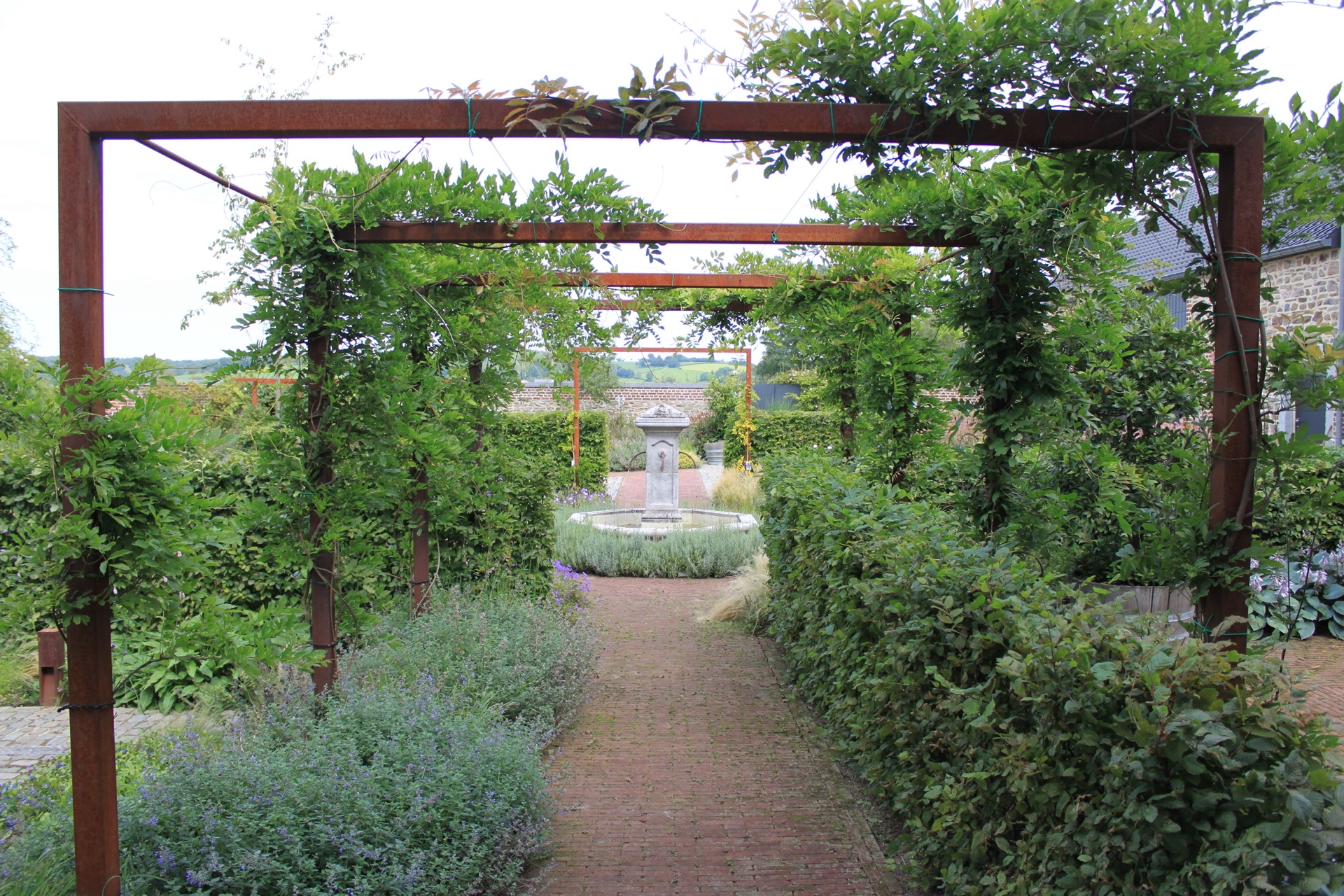 fontana da giardino: sentiero nel giardino con pergola e piante rampicanti, Luxury, Design, Exclusive, Modern, Custom Made, Special, Beautiful