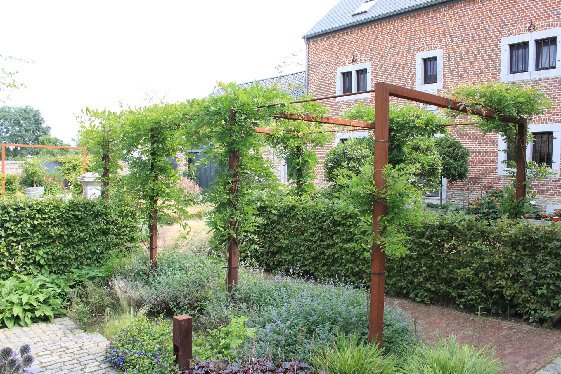 fontana da giardino: zona di seduta nel giardino di campagna con aiuola di fiori, Luxury, Design, Exclusive, Modern, Custom Made, Special, Beautiful