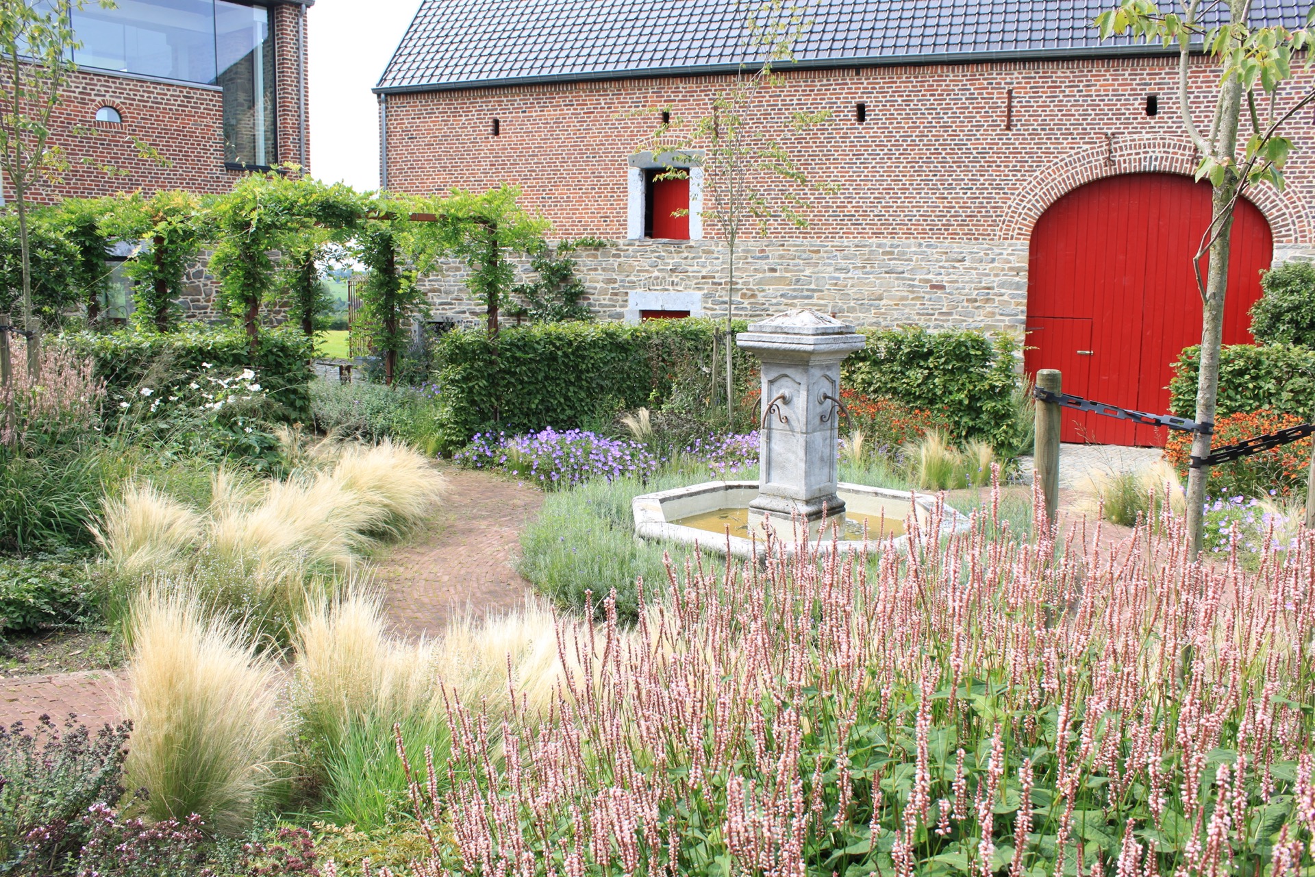 fontana da giardino: giardino di campagna con fontana e bordure in fiore, Luxury, Design, Exclusive, Modern, Custom Made, Special, Beautiful
