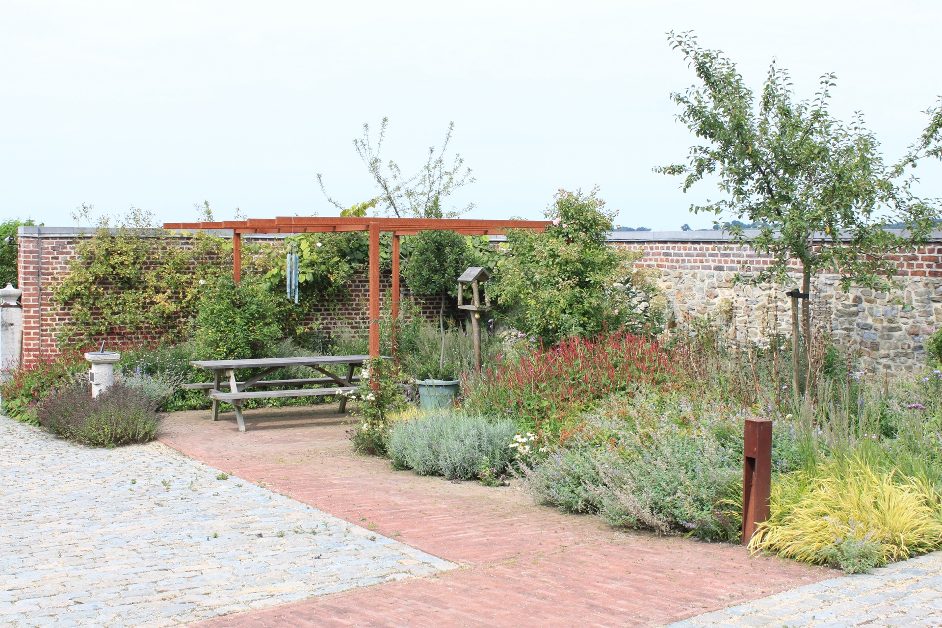 fontana da giardino: giardino con bordure di fiori, pergola in legno e muro di pietra, Luxury, Design, Exclusive, Modern, Custom Made, Special, Beautiful