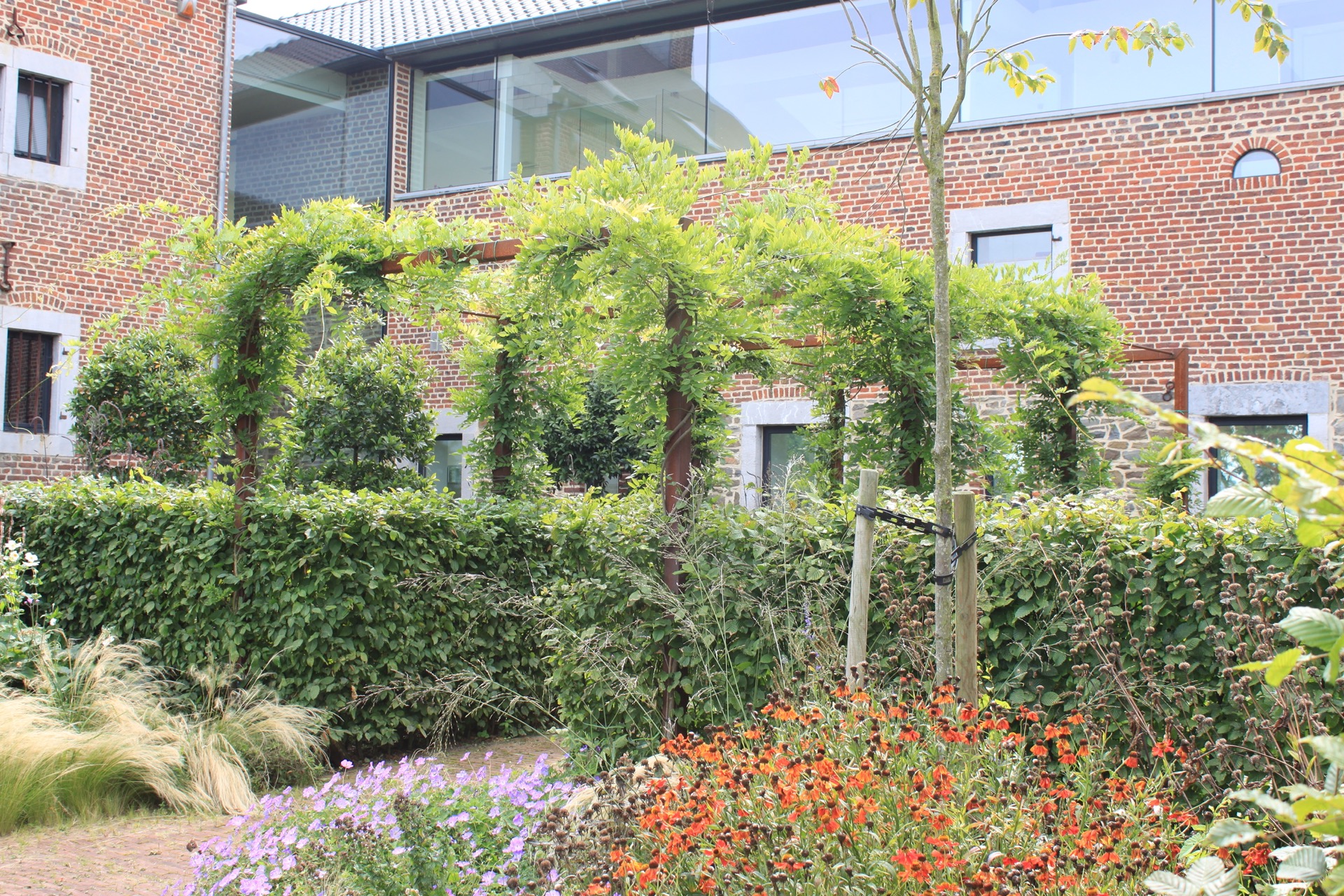 fontana da giardino: giardino con bordi fioriti, alberi, stile campagna francese, fontana autentica, Luxury, Design, Exclusive, Modern, Custom Made, Special, Beautiful