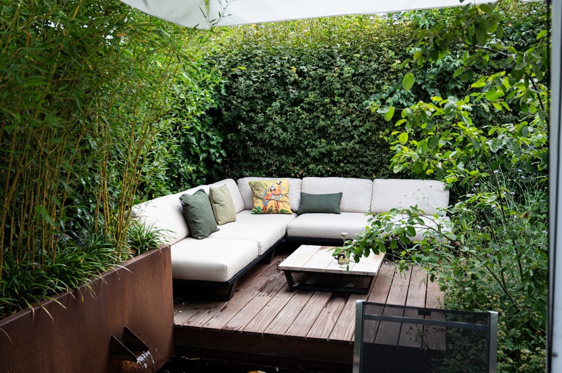 rivestimento in legno per pareti: arredamento da giardino confortevole su terrazza in legno, vegetazione lussureggiante, Luxury, Design, Exclusive, Modern, Custom Made, Special, Beautiful
