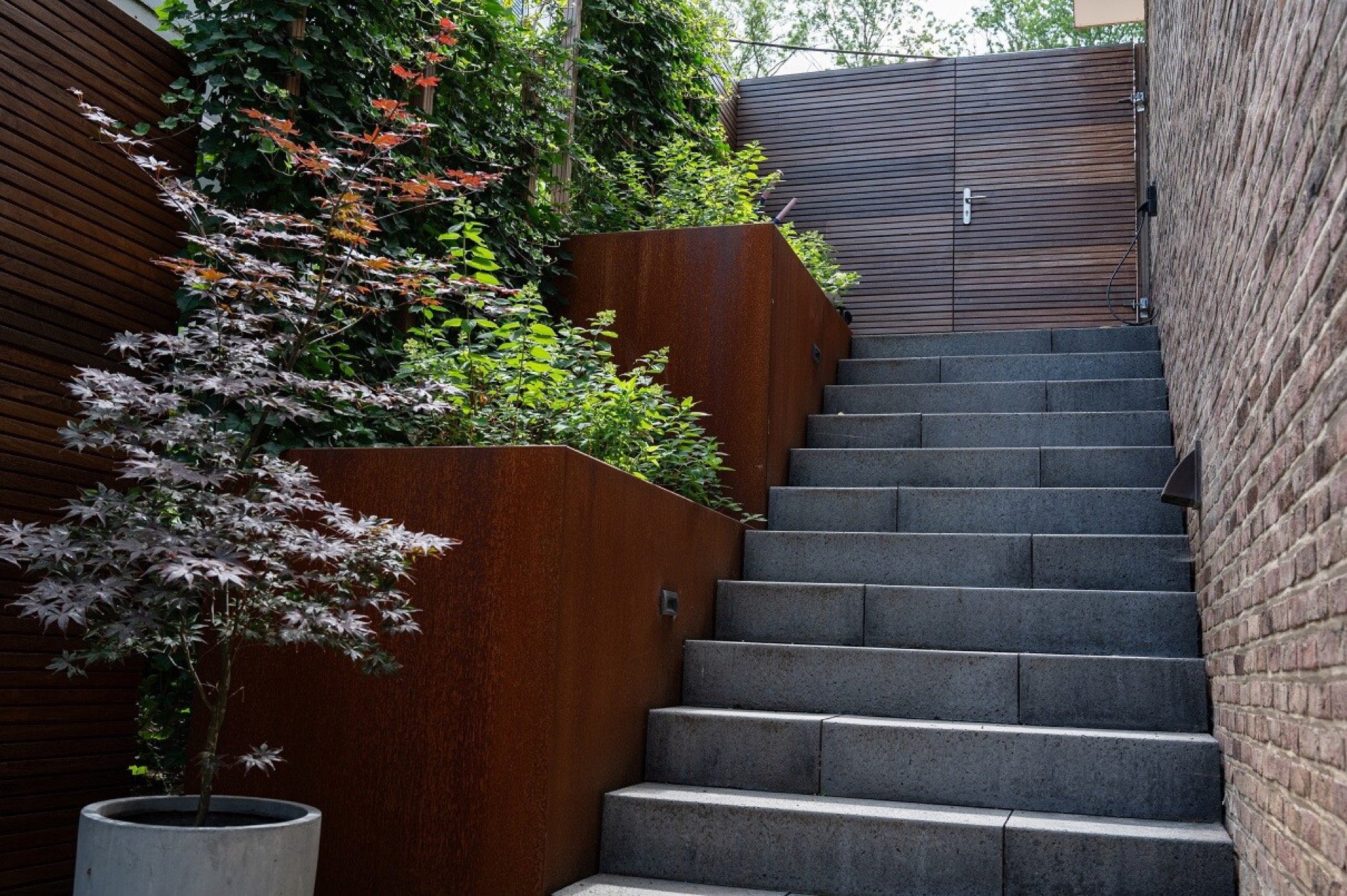 rivestimento in legno per pareti: scala moderna con gradini in pietra e fioriere, stile minimalista, Luxury, Design, Exclusive, Modern, Custom Made, Special, Beautiful