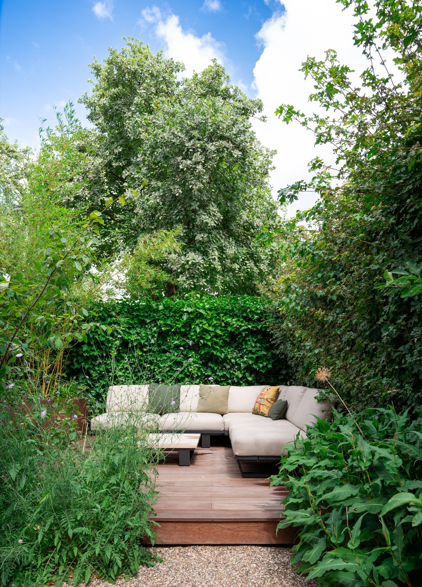 rivestimento in legno per pareti: giardino moderno con elemento acqua e piattaforma in legno, vegetazione e piastrelle di, Luxury, Design, Exclusive, Modern, Custom Made, Special, Beautiful