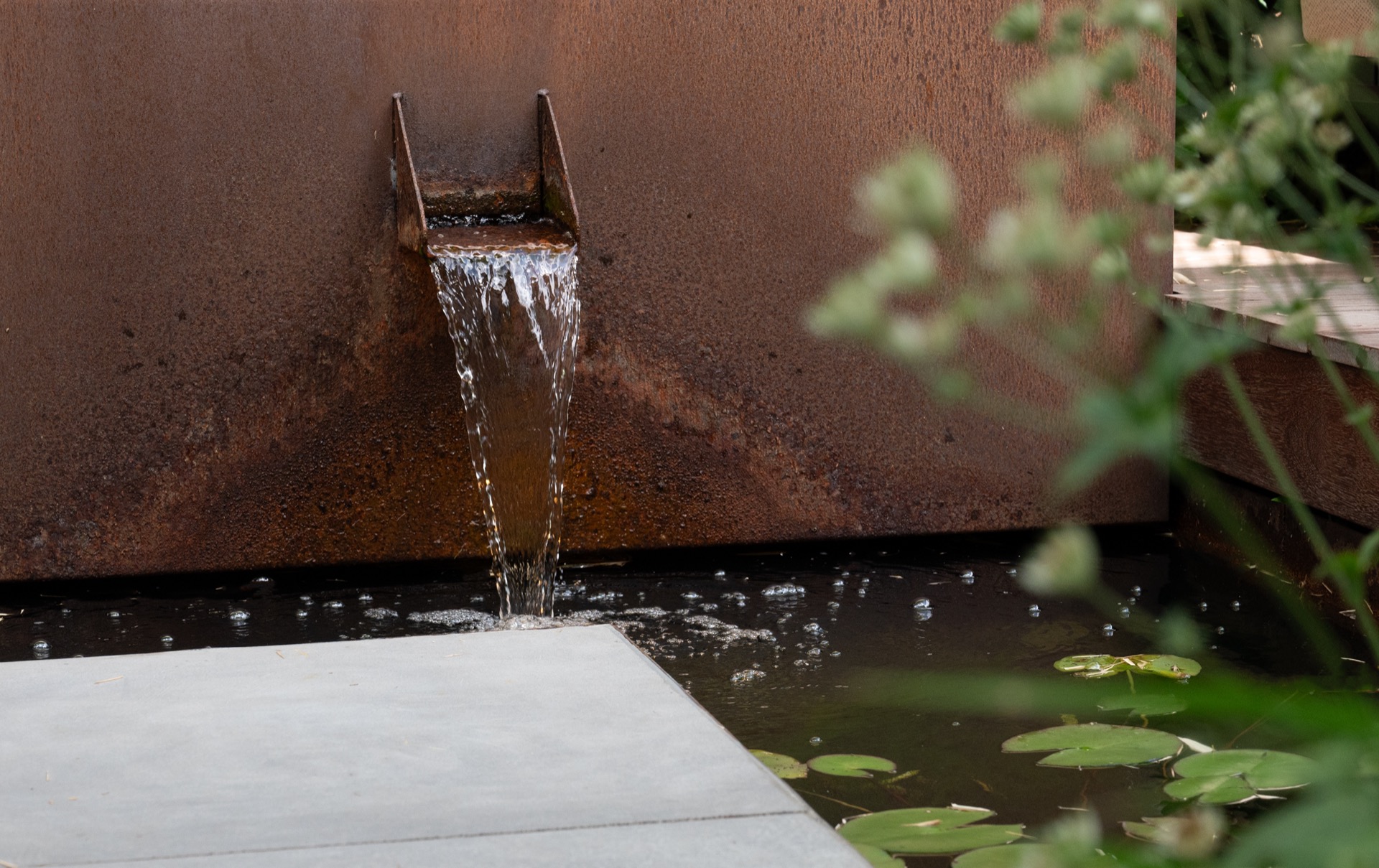 rivestimento in legno per pareti: l'acqua scorre da un elemento in corten nel giardino, Luxury, Design, Exclusive, Modern, Custom Made, Special, Beautiful