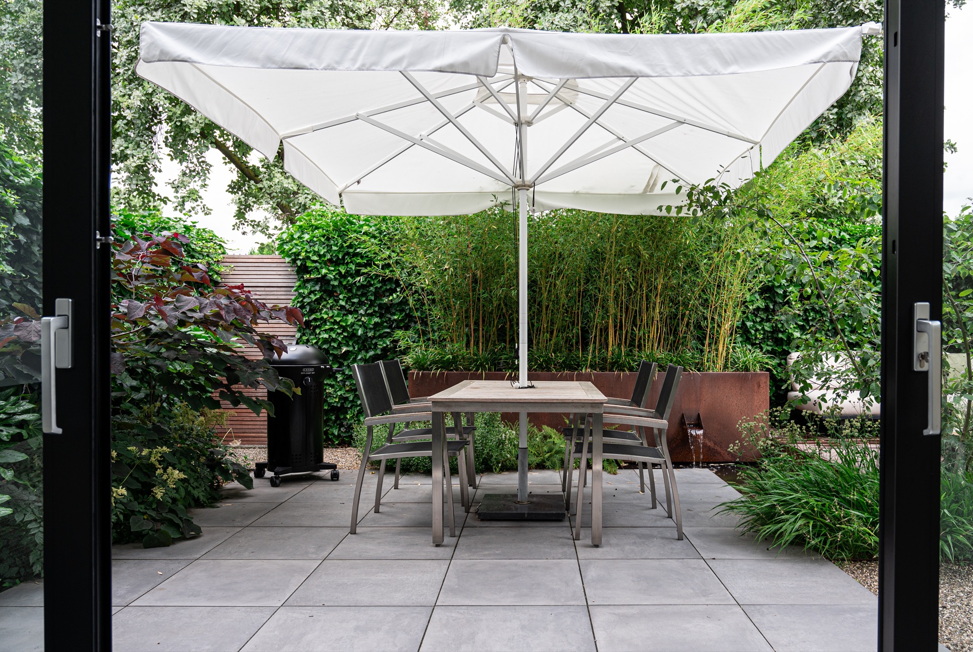 rivestimento in legno per pareti: giardino con tavolo, ombrello e piante per relax, Luxury, Design, Exclusive, Modern, Custom Made, Special, Beautiful