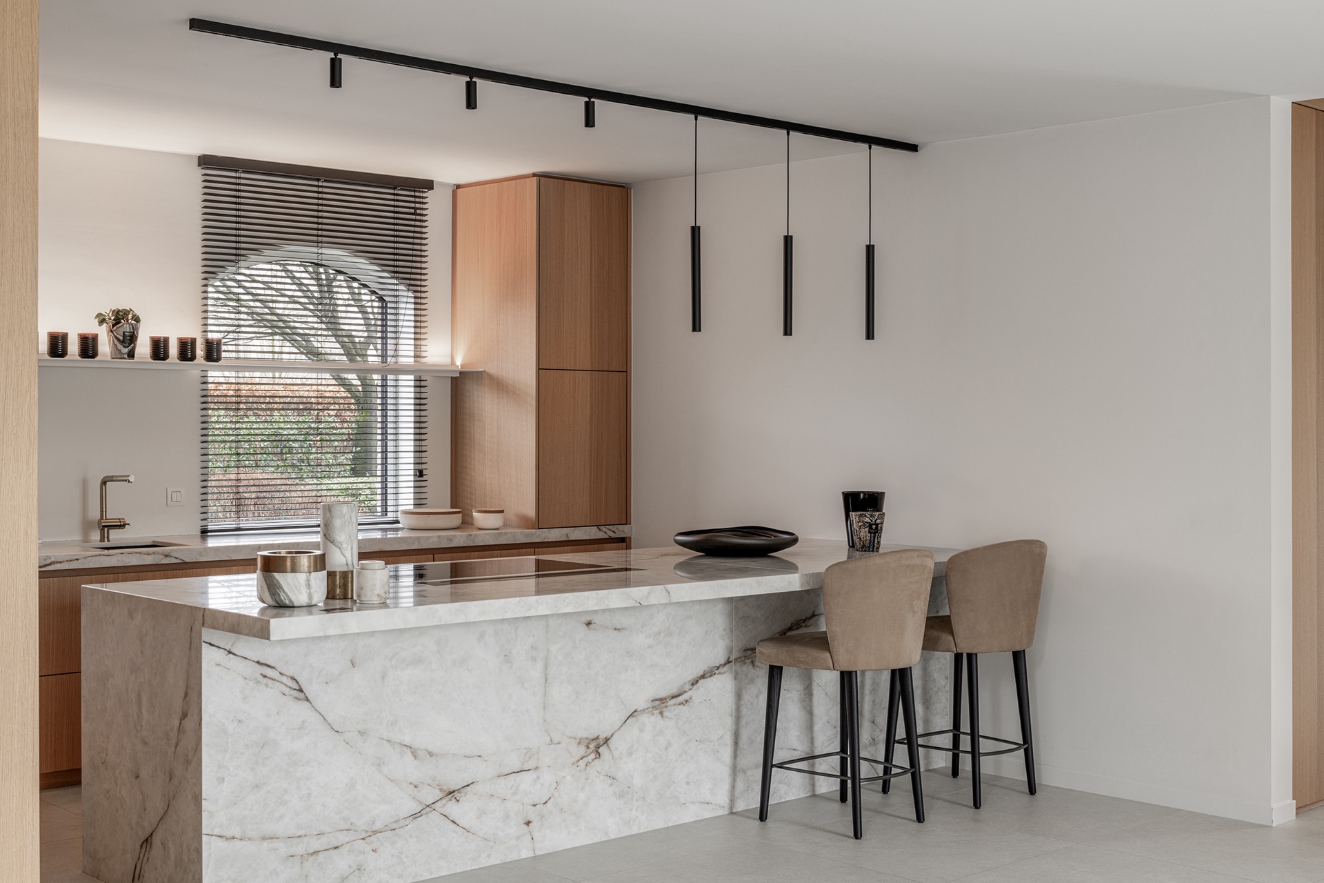 ristrutturazione casa: cucina con bancone in marmo e grandi finestre con tapparelle, moderna e pulita, Luxury, Design, Exclusive, Modern, Custom Made, Special, Beautiful